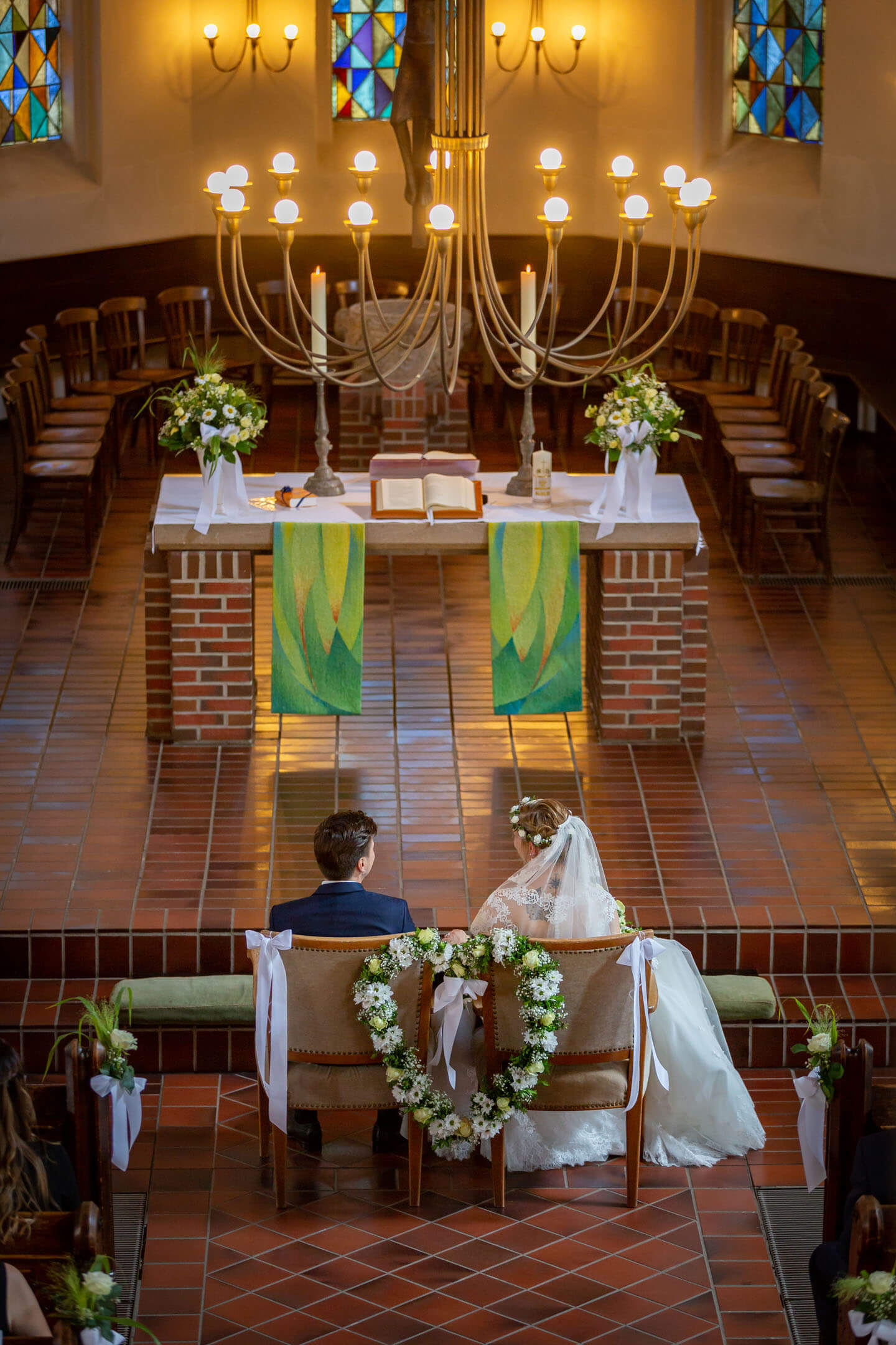 Hier hat der Hochzeitsfotograf von der Ampore das Hochzeitspaar während der Trauung fotografiert