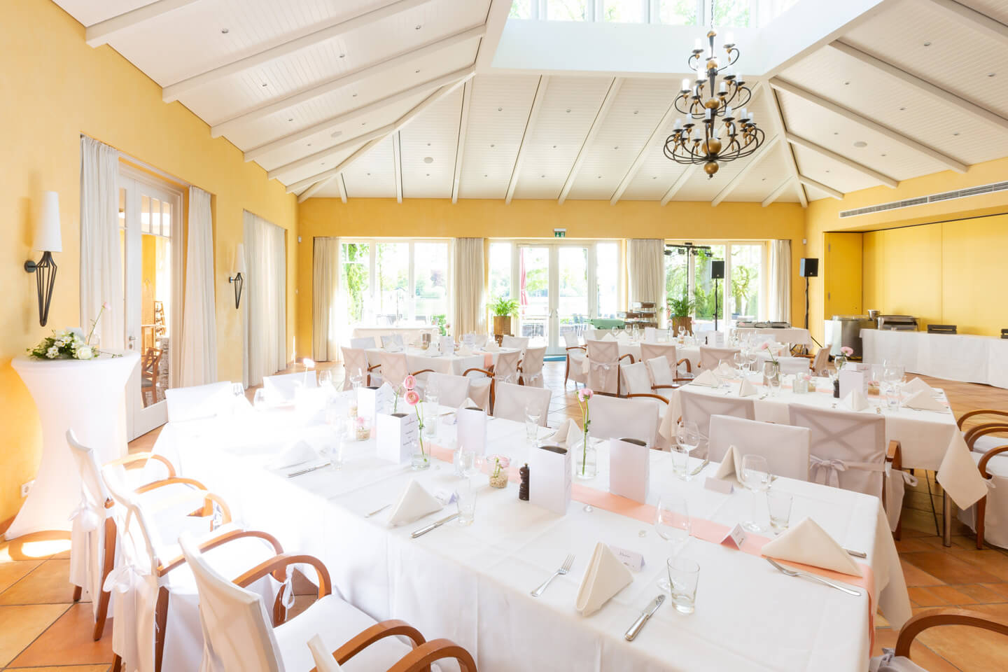 Eingedeckte Tische zur Hochzeitsfeier im Leuchtturm an der Außenmühle