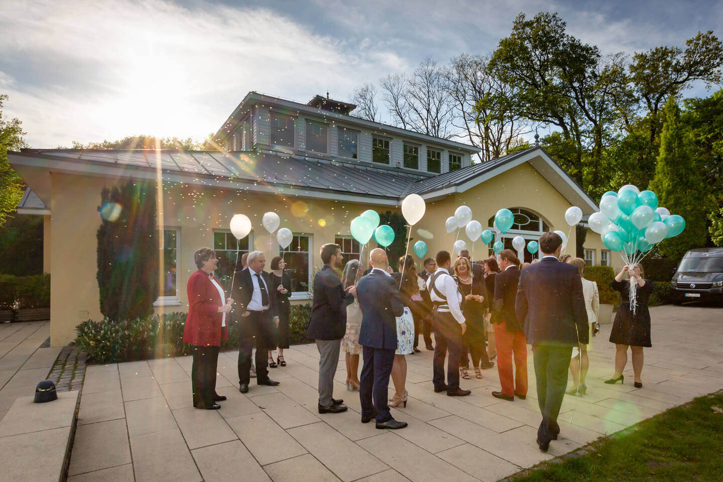 Hochzeitslocation Außenmühle im Gegenlicht der untergehenden Sonne