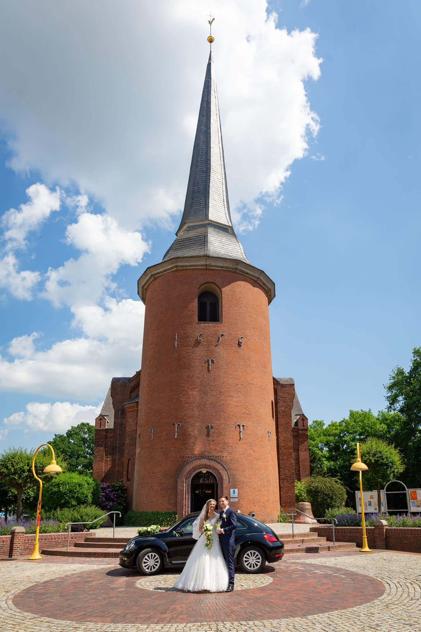 Brautpaar vor der Michaeliskirche in Kaltenkirchen