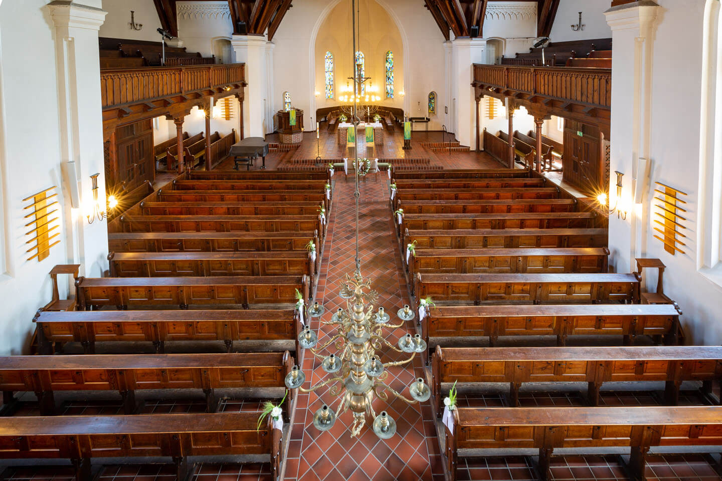 Die leere Michaeliskirche mit ihren Holzbänken