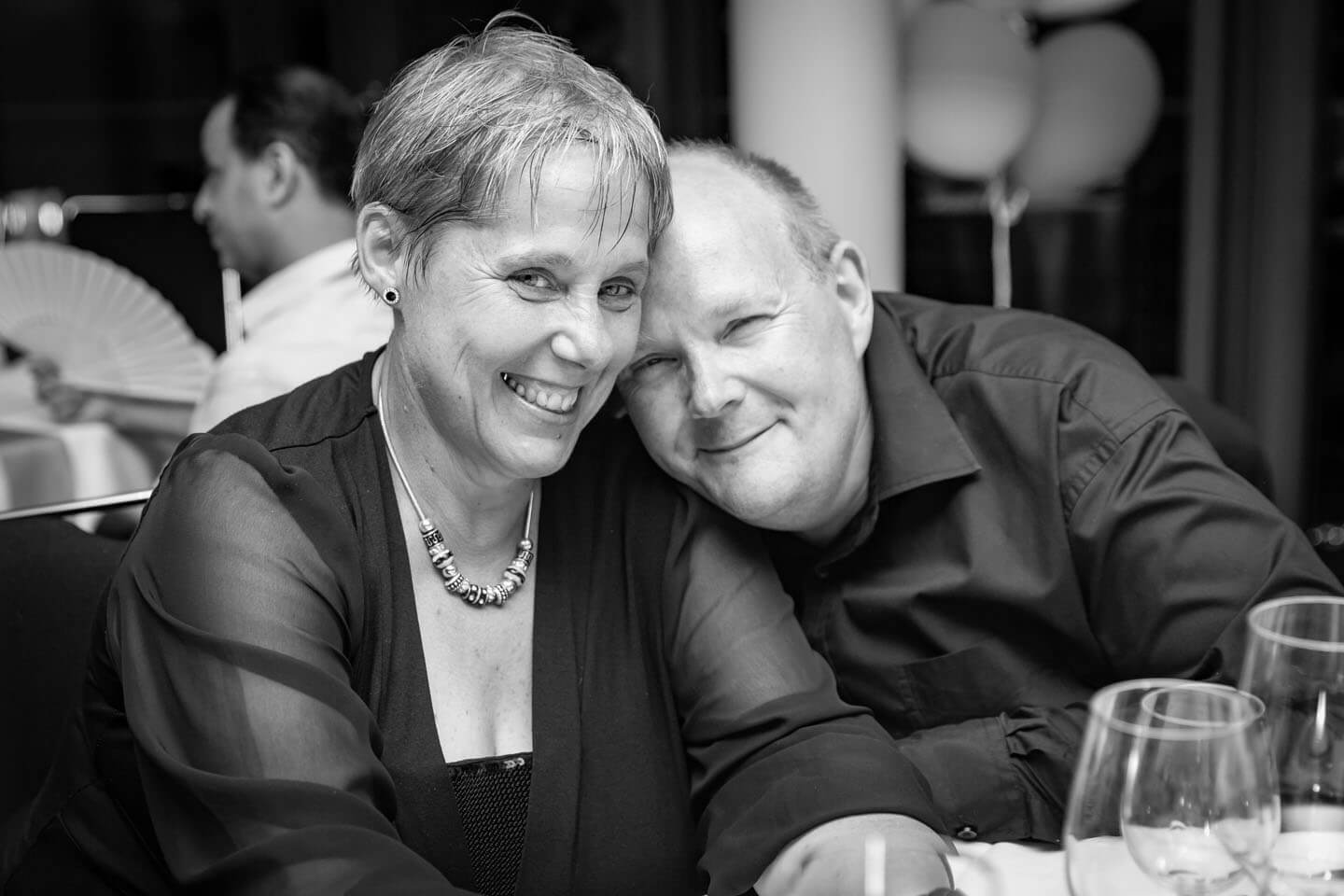 Schwarzweiss-Aufnahme von Hochzeitsgästen