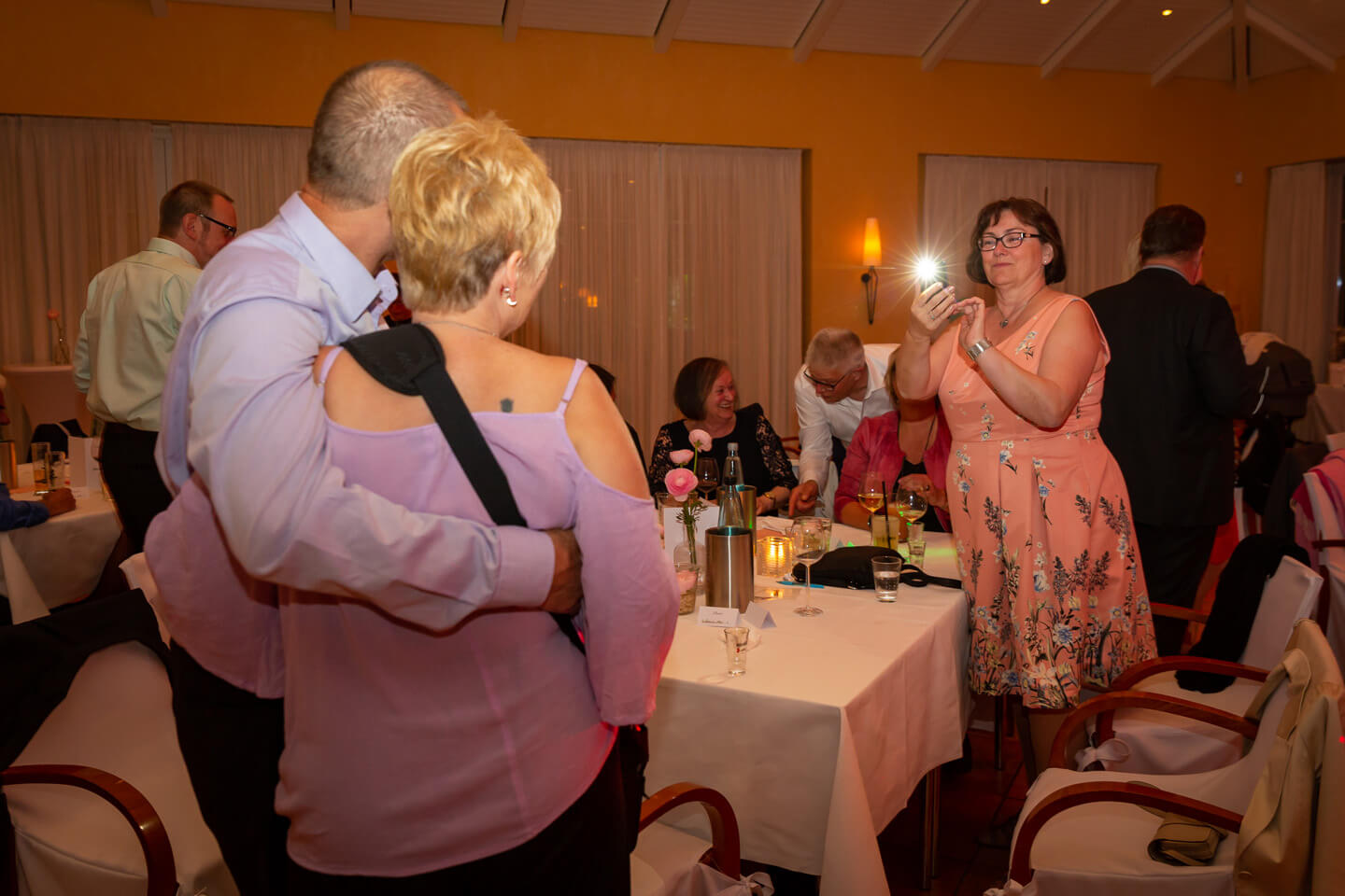 Paar lässt sich mit dem Handy fotografieren