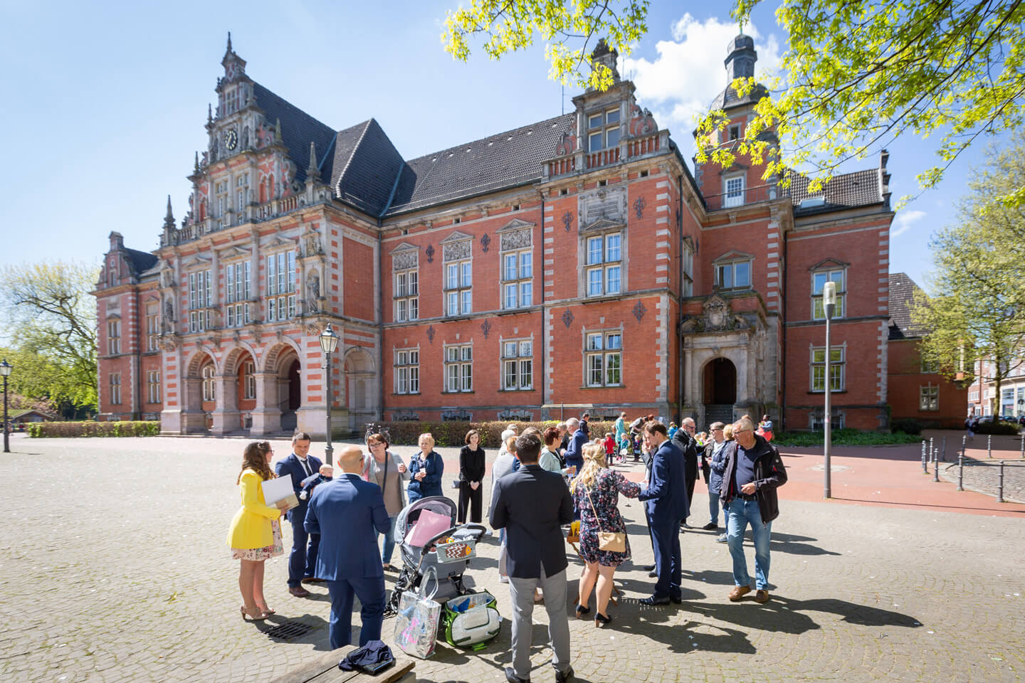 Glückwünsche und Sekt vor dem Standesamt Hamburg-Harburg