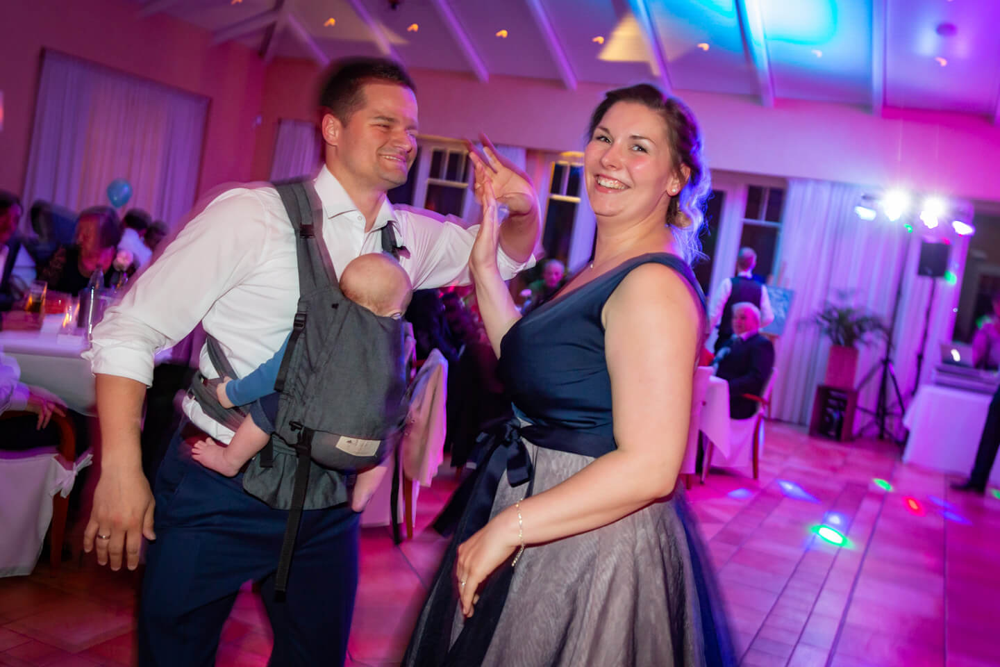 Vater und Mutter tanzen mit Säugling