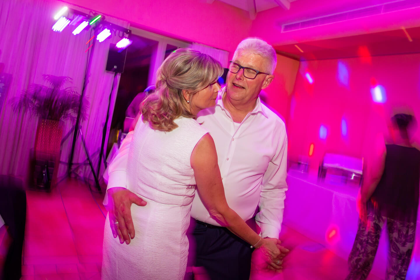 Hochzeitspaar rockt auf der Tanzfläche