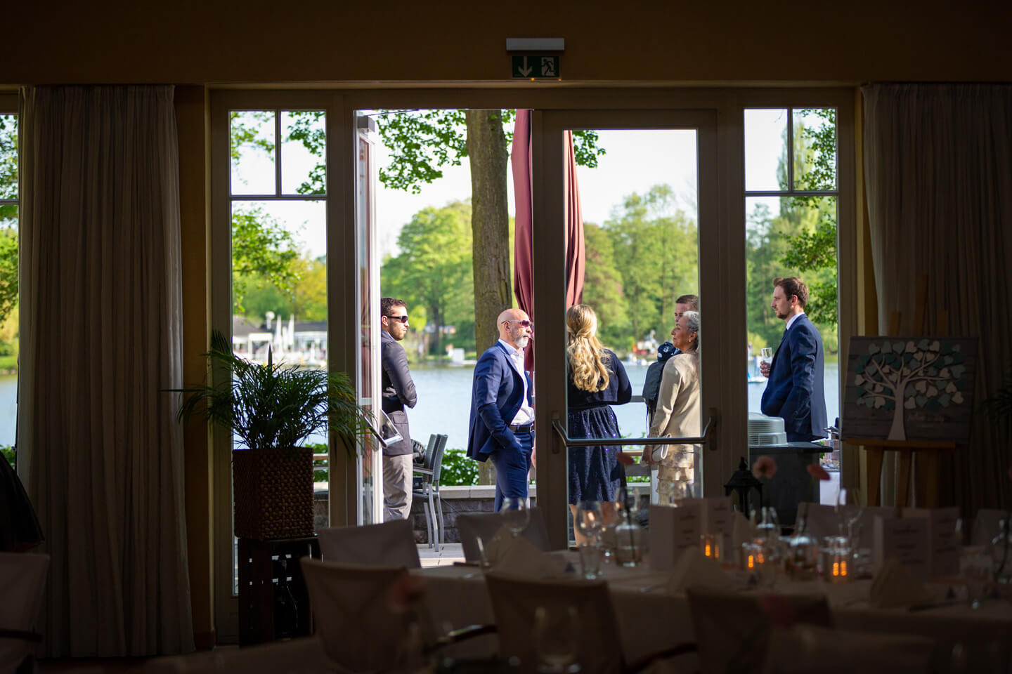 Hochzeitsgaeste auf der Terrasse an der Außenmühle Harburg