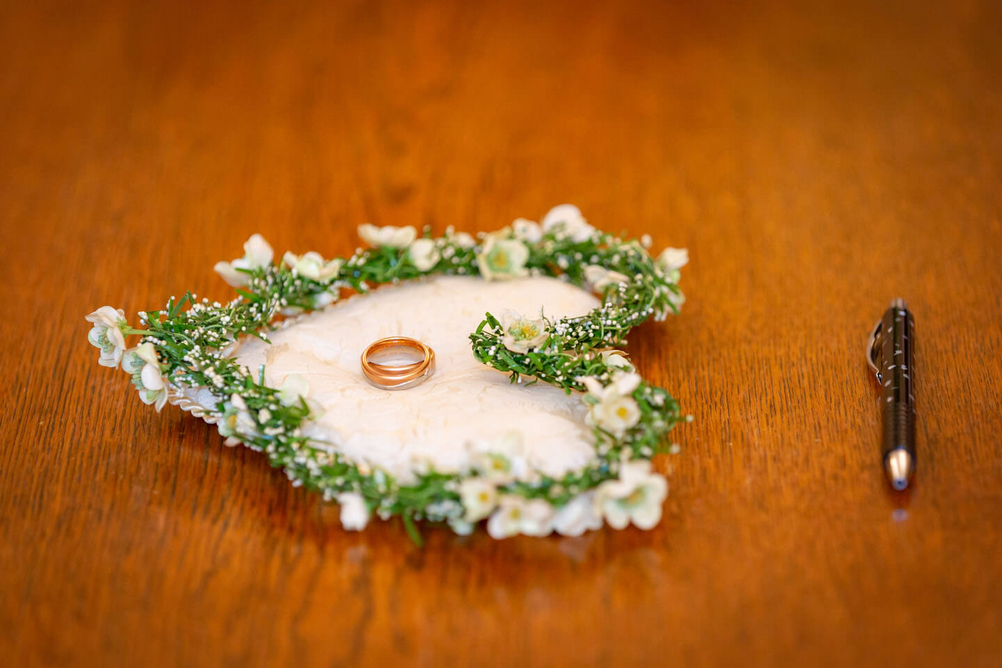 Trauringe auf einem Herzkissen im Standesamt