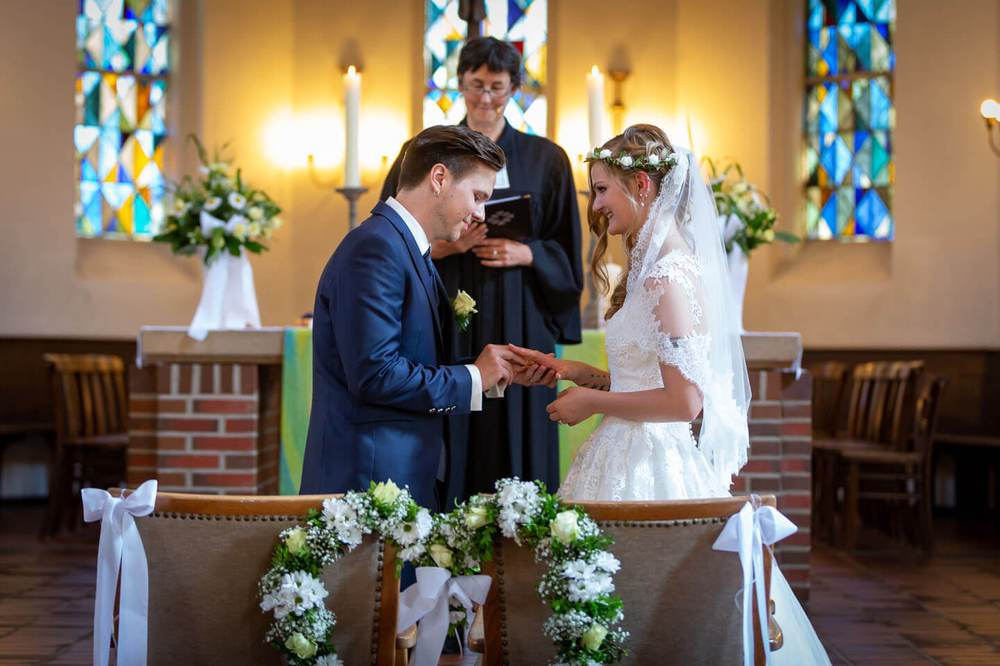 Ringtausch bei einer kirchlichen Hiochzeit während einer Hochzeitsreportage fotografiert