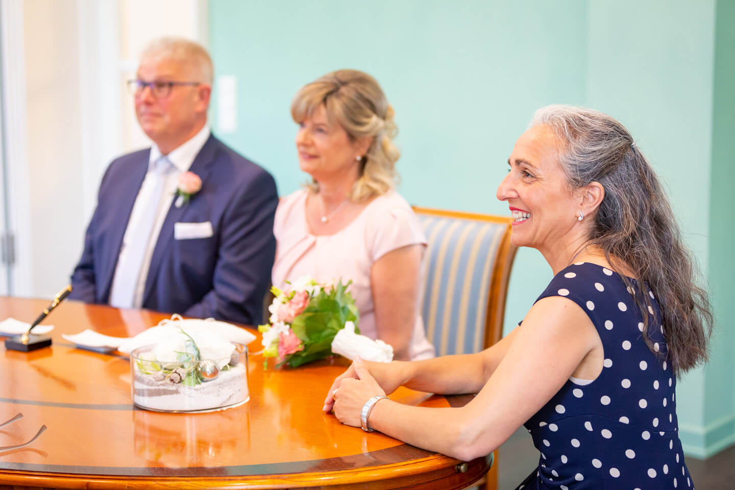 Trauzeugin und Brautpaar im Trauzimmer vom Standesamt Harburg