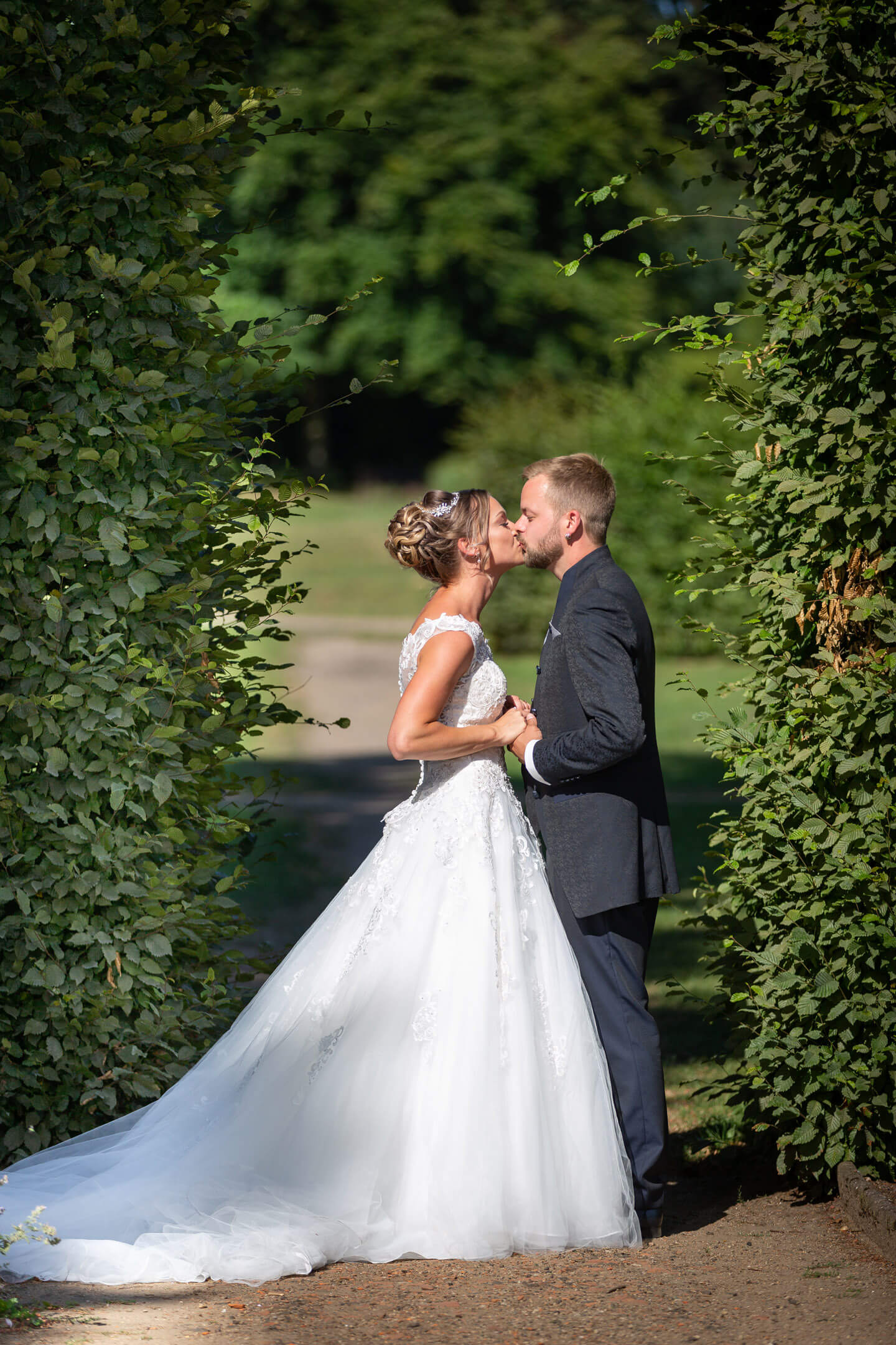 Hochzeitspaar im Schulgarten in Hamburg-Bahrenfeld