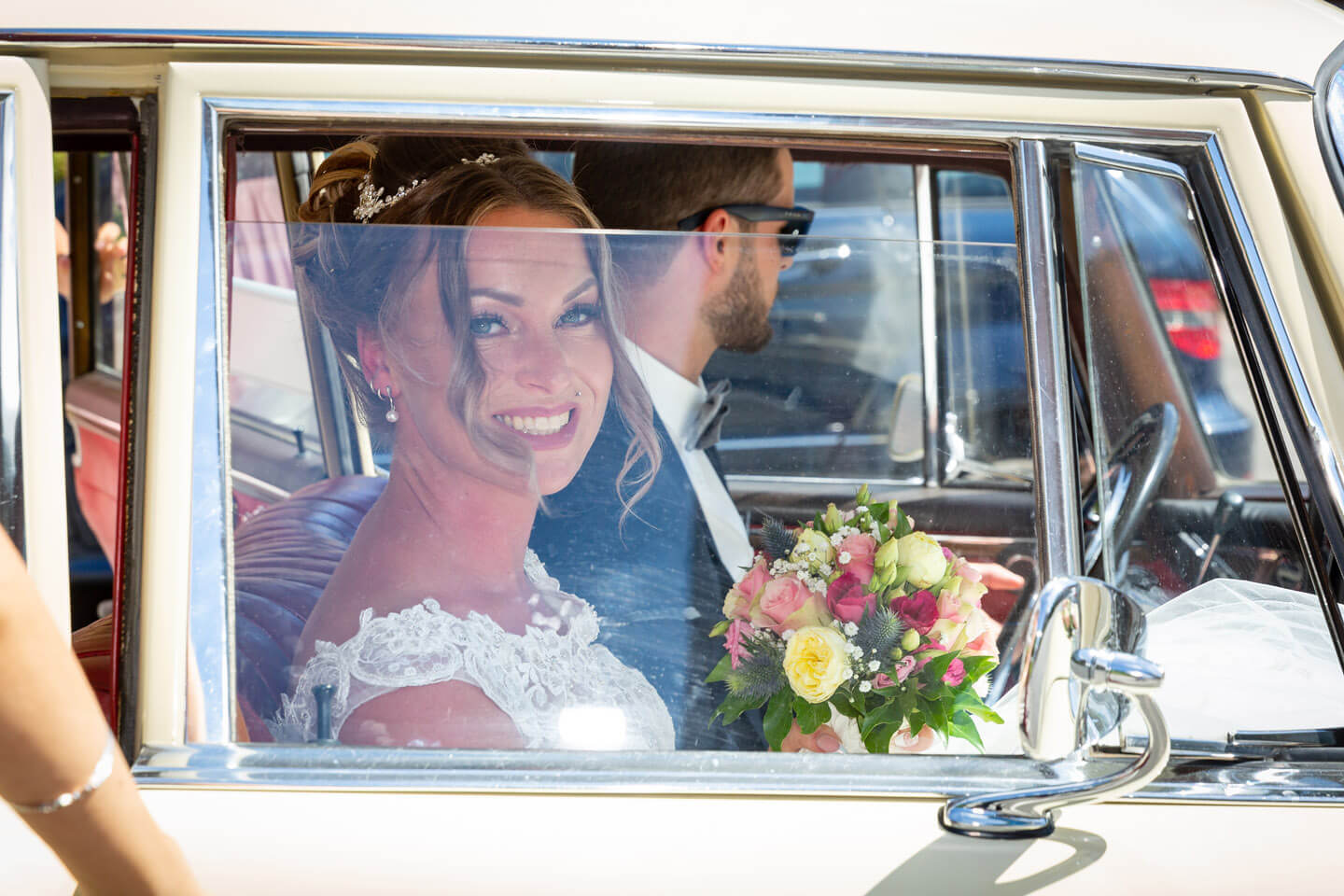 Braut Julia wird im historischen Mercedes zum Endorphin Eventkontor gebracht