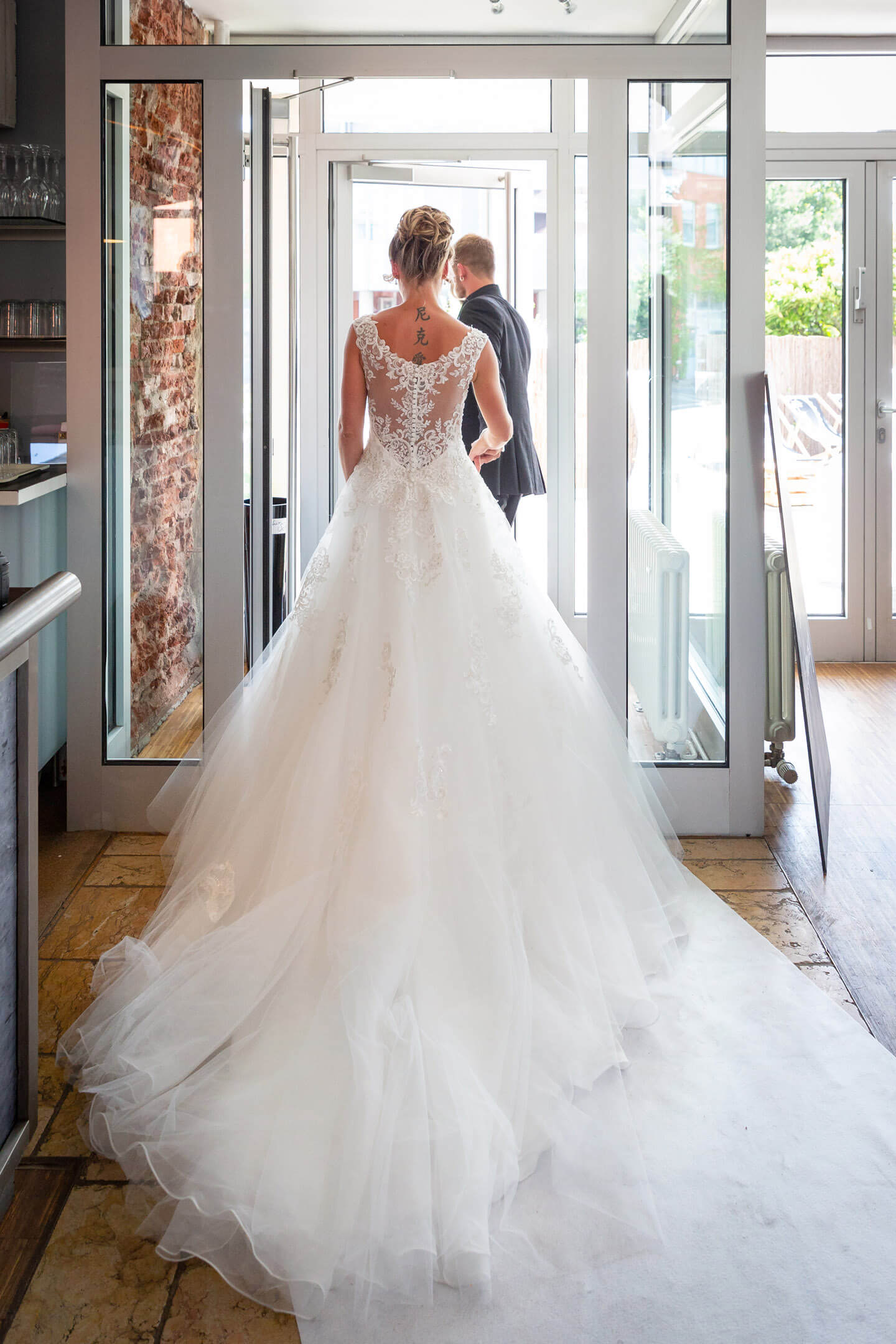 Ausschreiten des Hochzeitspaars nach der freien Trauung im Endorphin Eventkontor