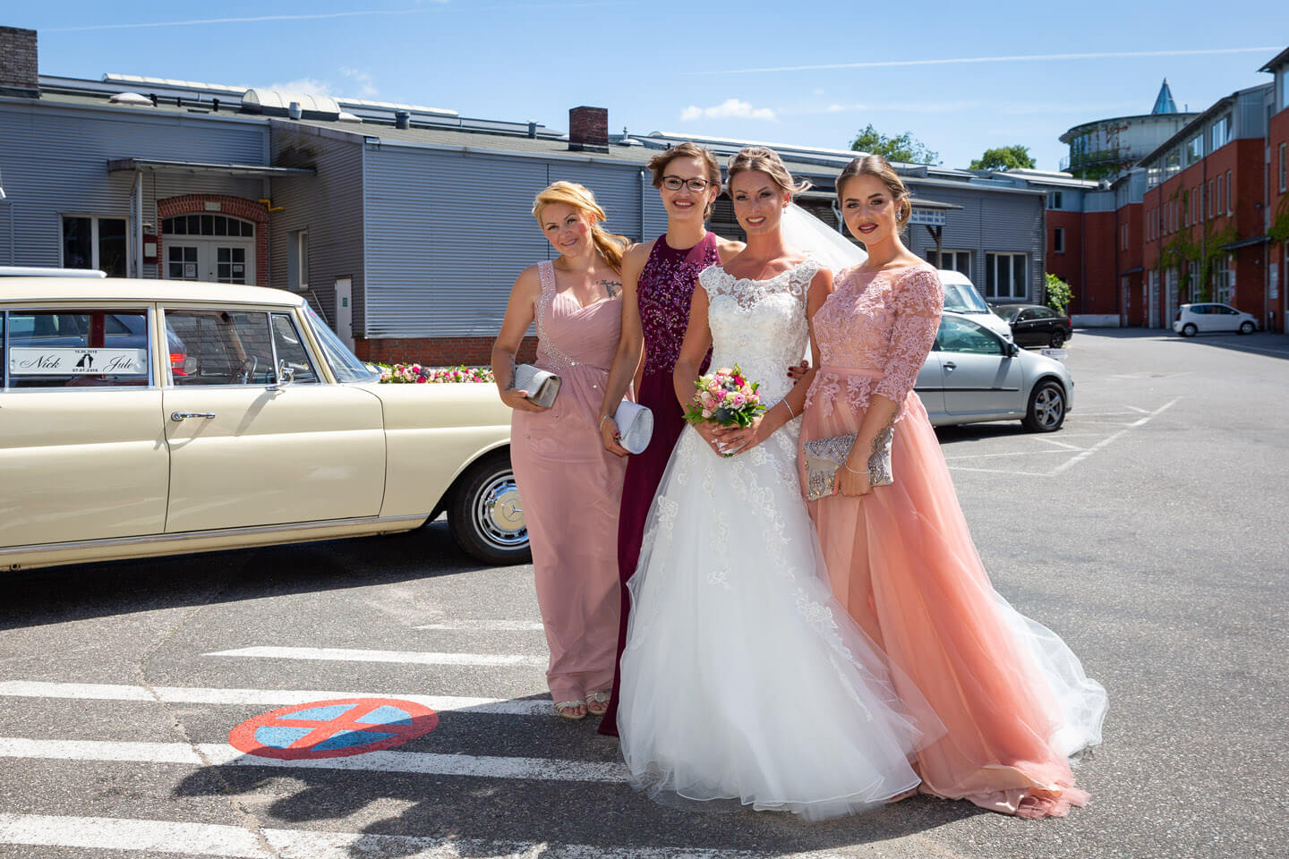Braut, Brautjungfern und Trauzeugin auf dem Gelände der alten Friesenbrauerei in Hamburg-Bahrenfeld