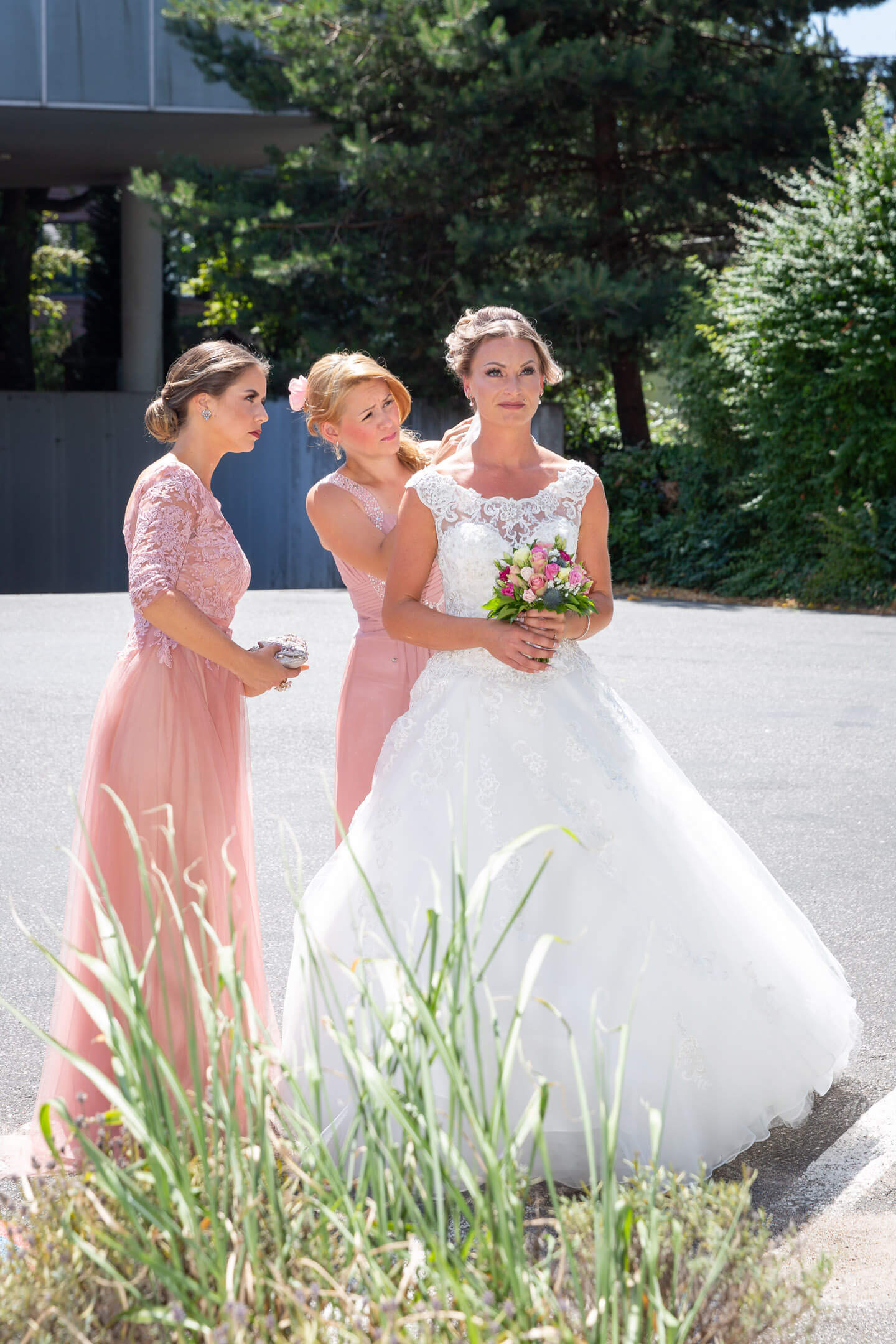 Braut und Brautjungfern kurz vor der freien Trauung im Endorphin Eventkontor