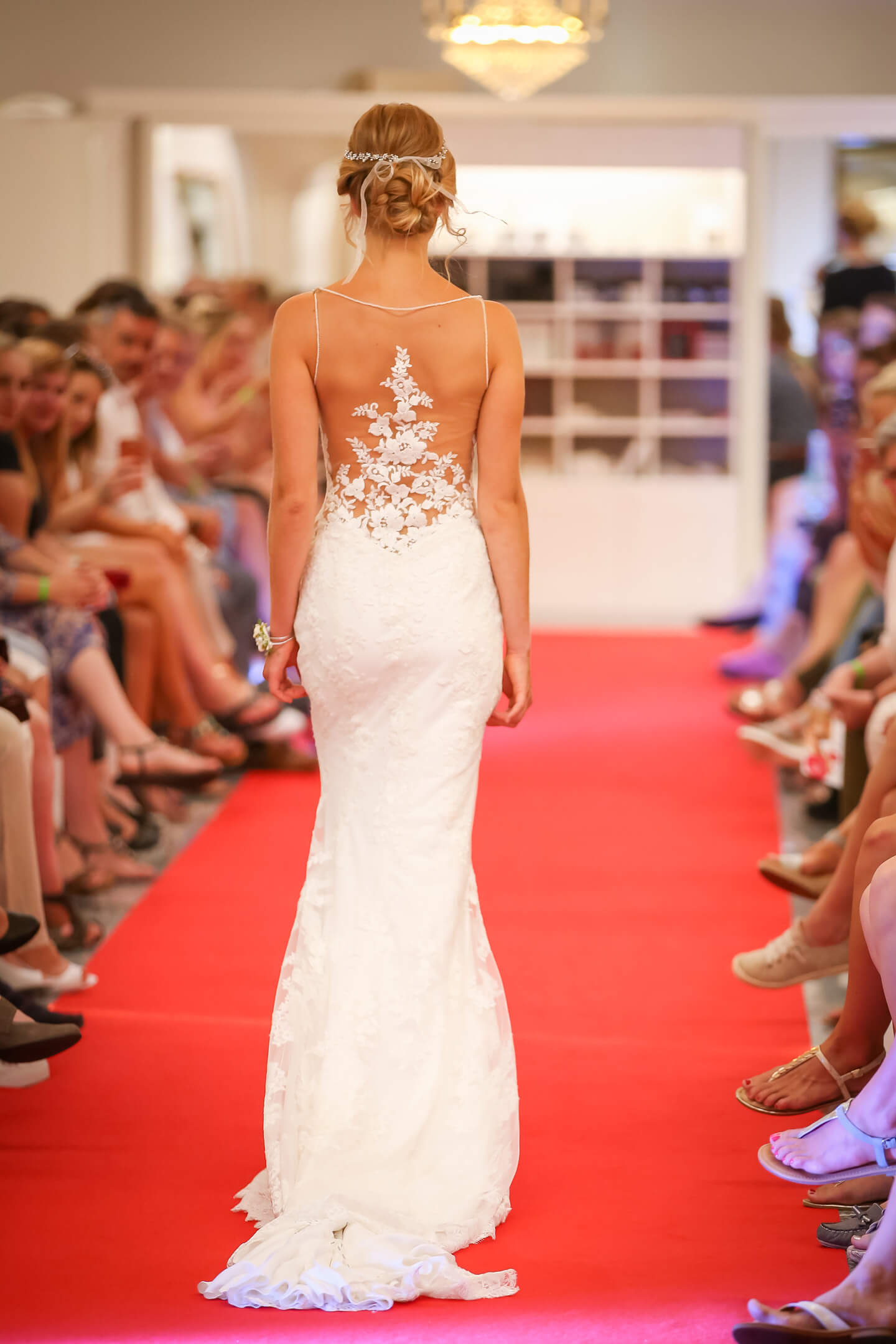 Rückenansicht eines aufregenden Hochzeitskleides bei der Brautmodenschau in Tellingstedt