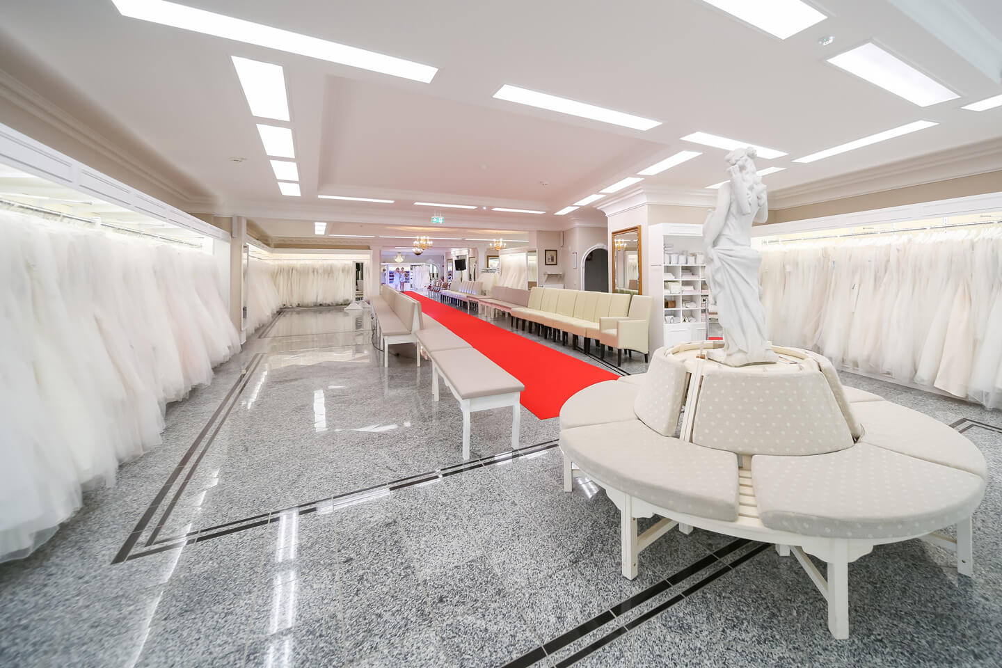 Der rote Teppich ist ausgerollt im Verkaufsraum der Laue Festgarderobe