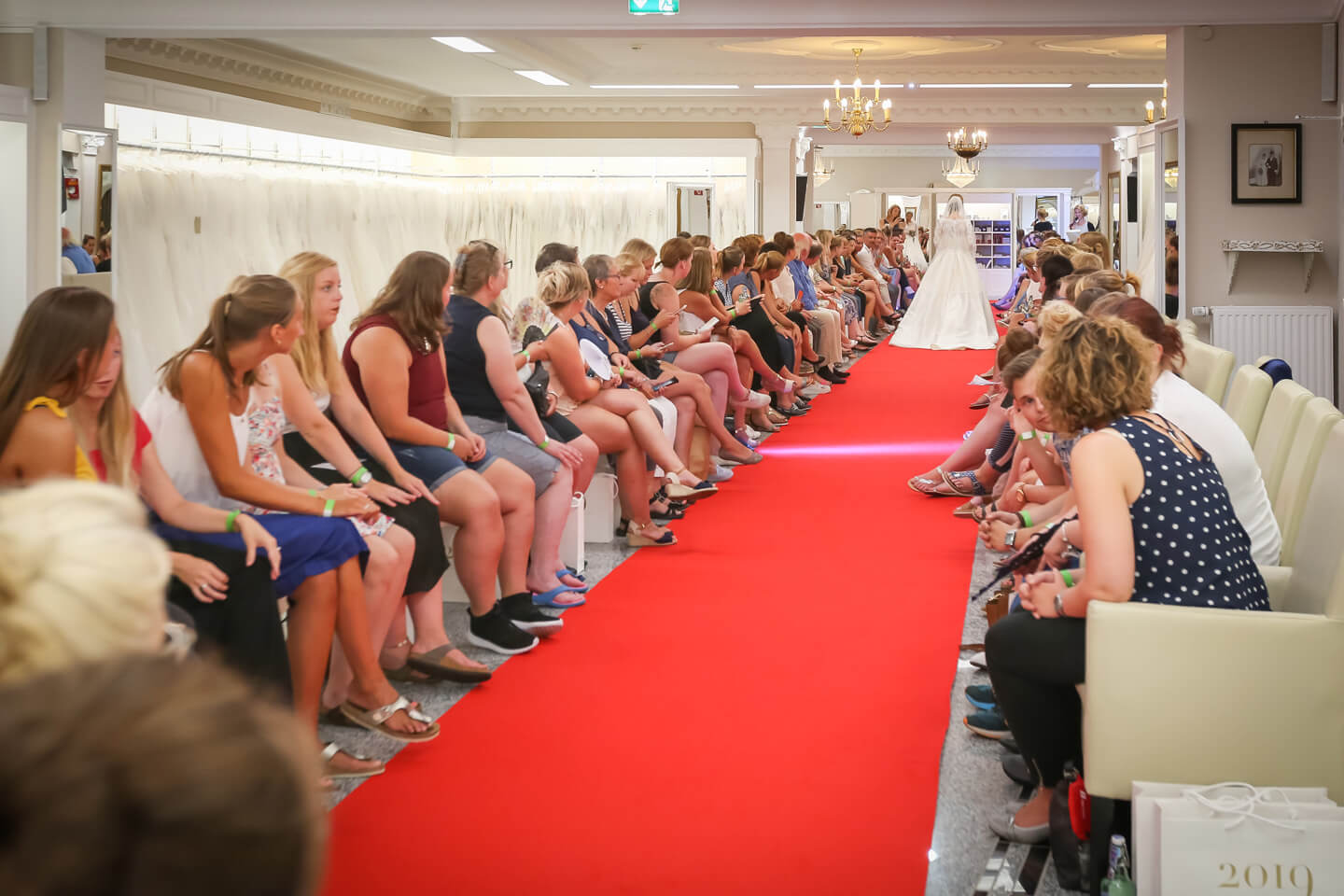 Catwalk mit rotem Teppich