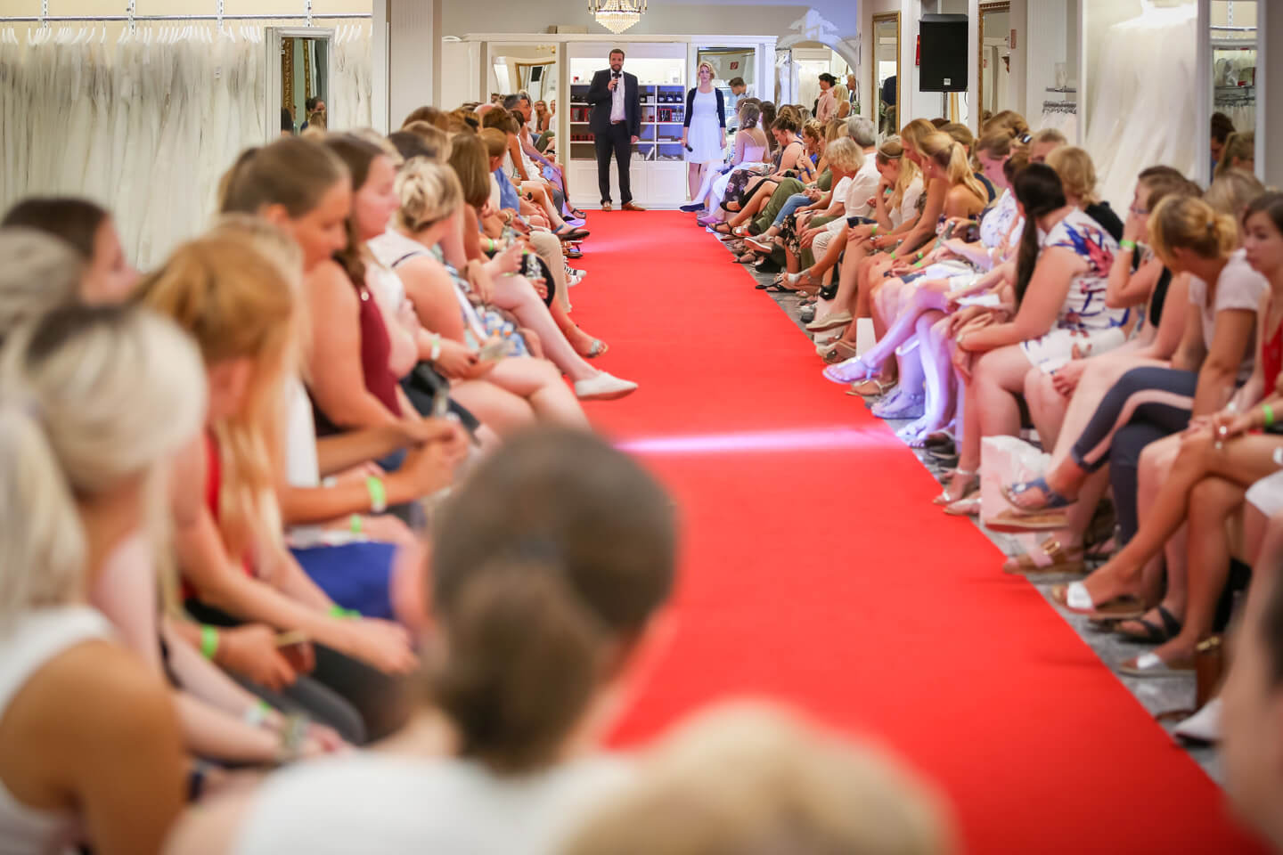 Begrueßung der Gaeste der Pronovias Fashionshow durch Geschaeftsfuehrer Henning Juergensen