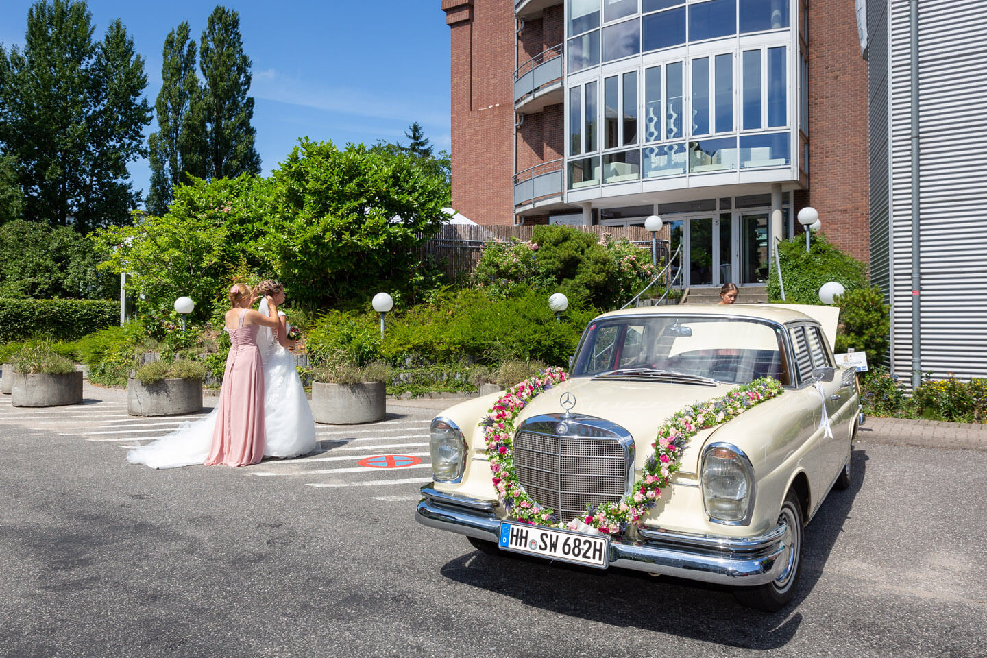 Schleier anstecken, dann wird die Braut zum Bräutigam begleitet