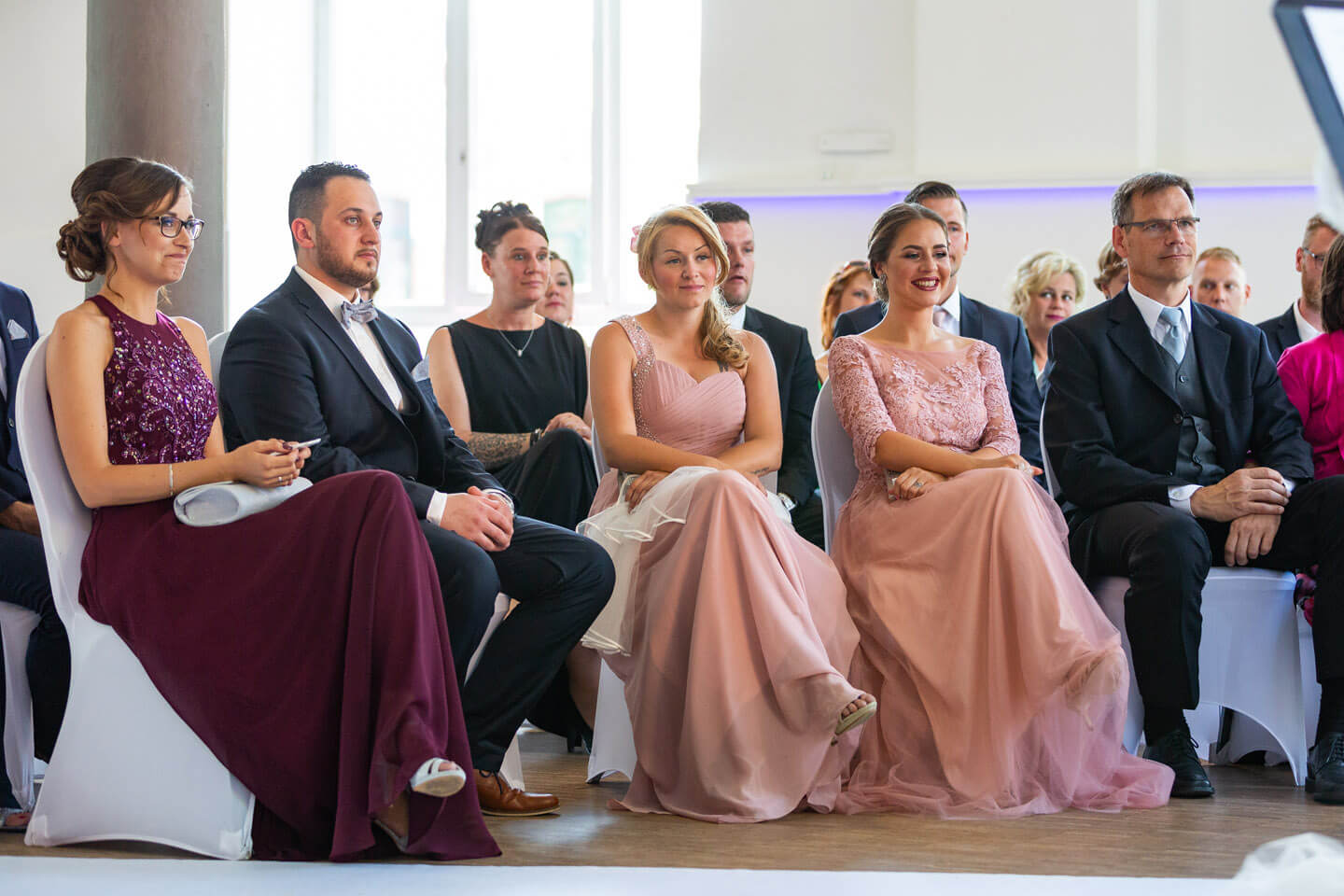 Hochzeitsgesellschaft während der freien Trauung