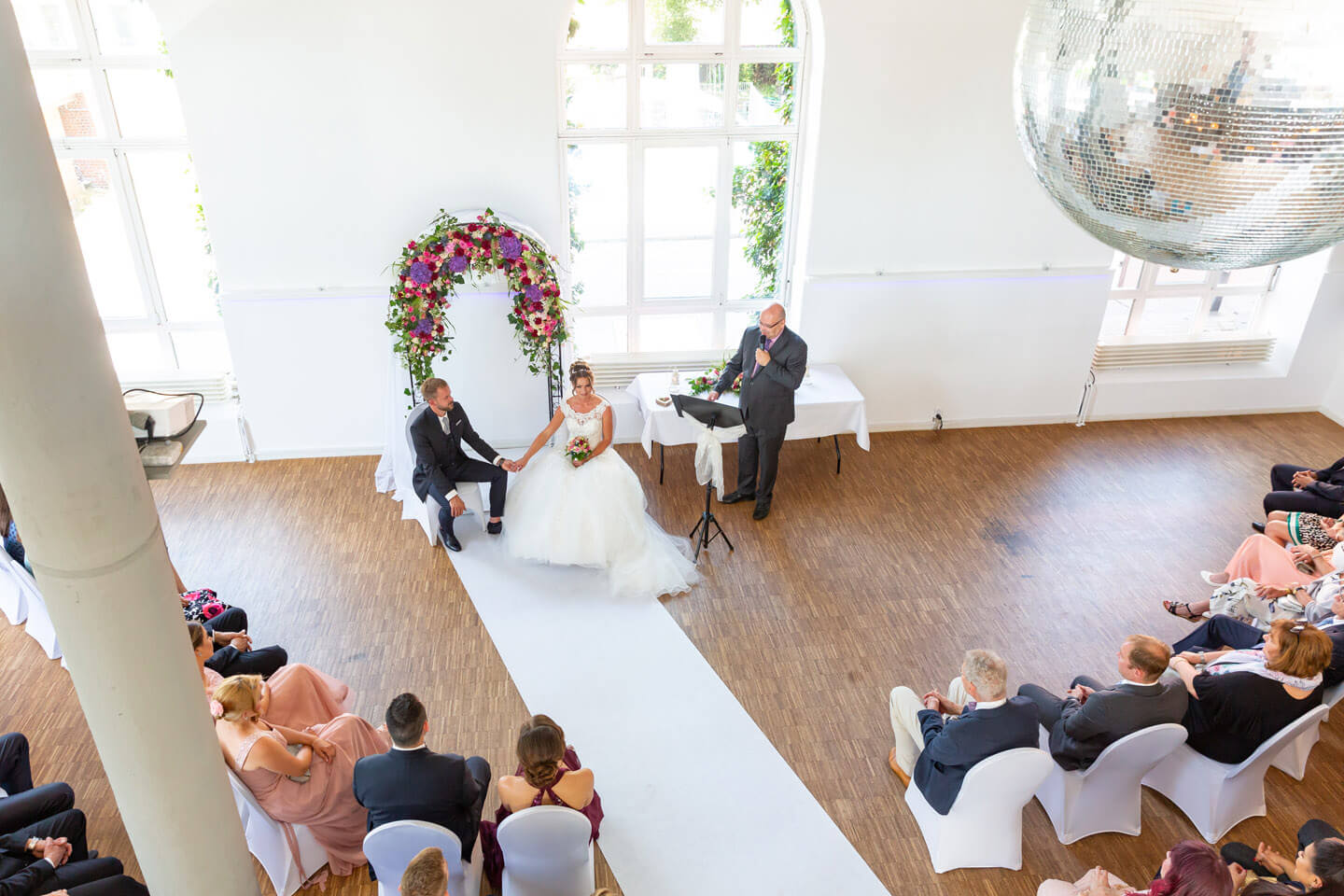 Aus der oberen Etage ließen sich ungewöhnliche Perspektiven auf dieser Hochzeit in der alten Friesenbrauerei realisieren