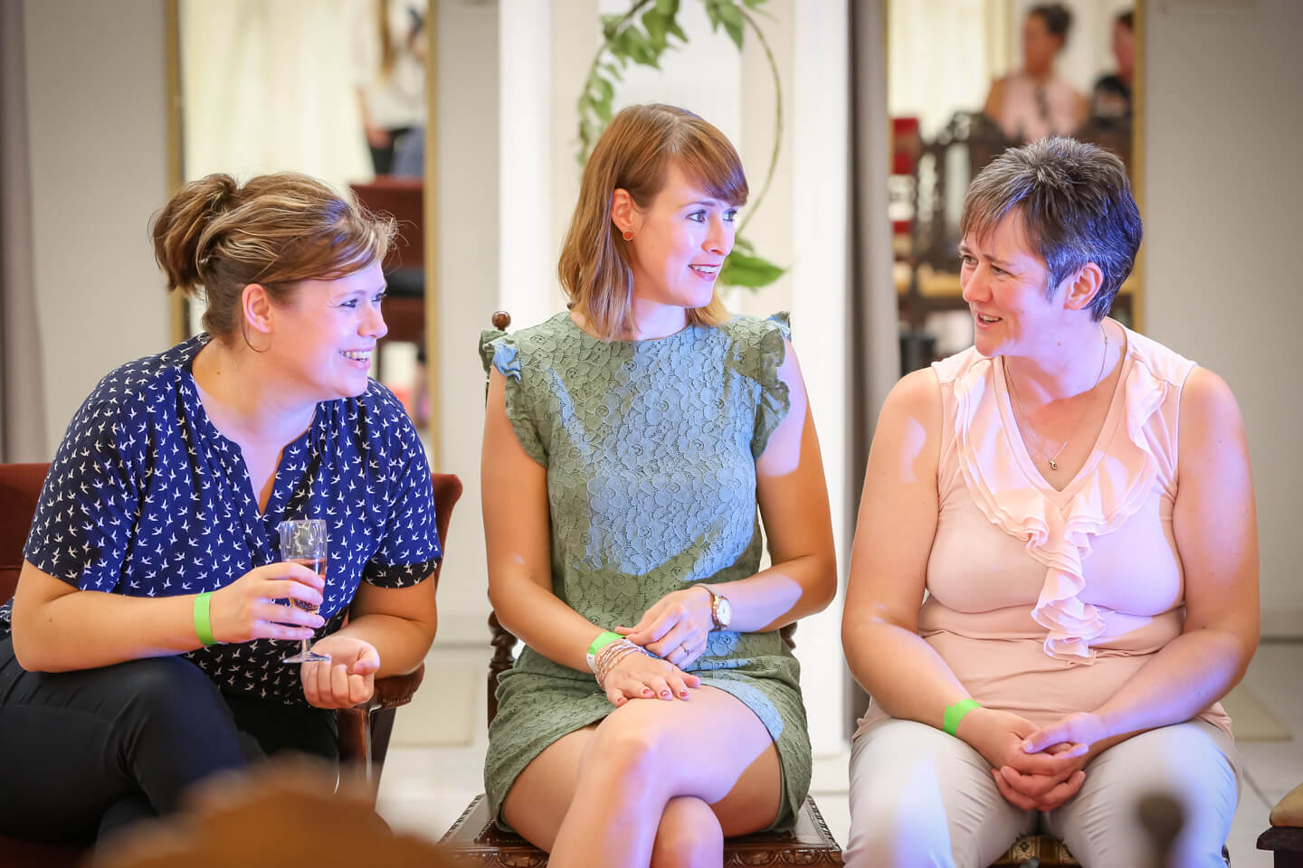 Gaeste der Brautmodenschau bei Laue Festgarderobe in Tellingstedt