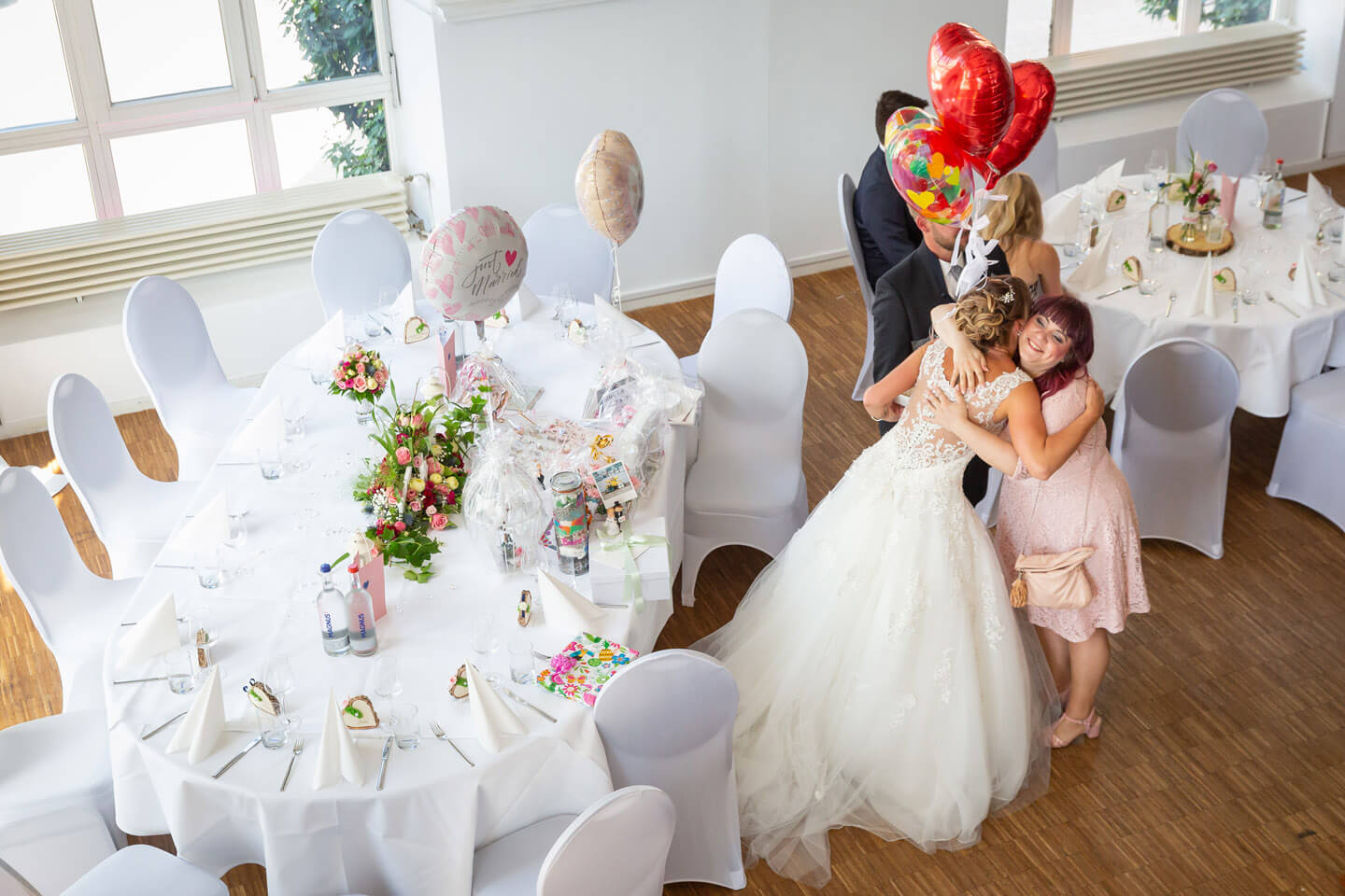 Glückwünsche an das Hochzeitspaar kurz nach der Trauung im Endorphin Eventkontor