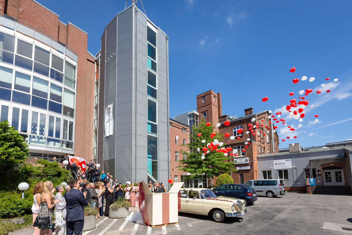 Luftballons werden von der Hochzeitsgesellschaft auf dem gelände der Friesenbrauerei steigen gelassen