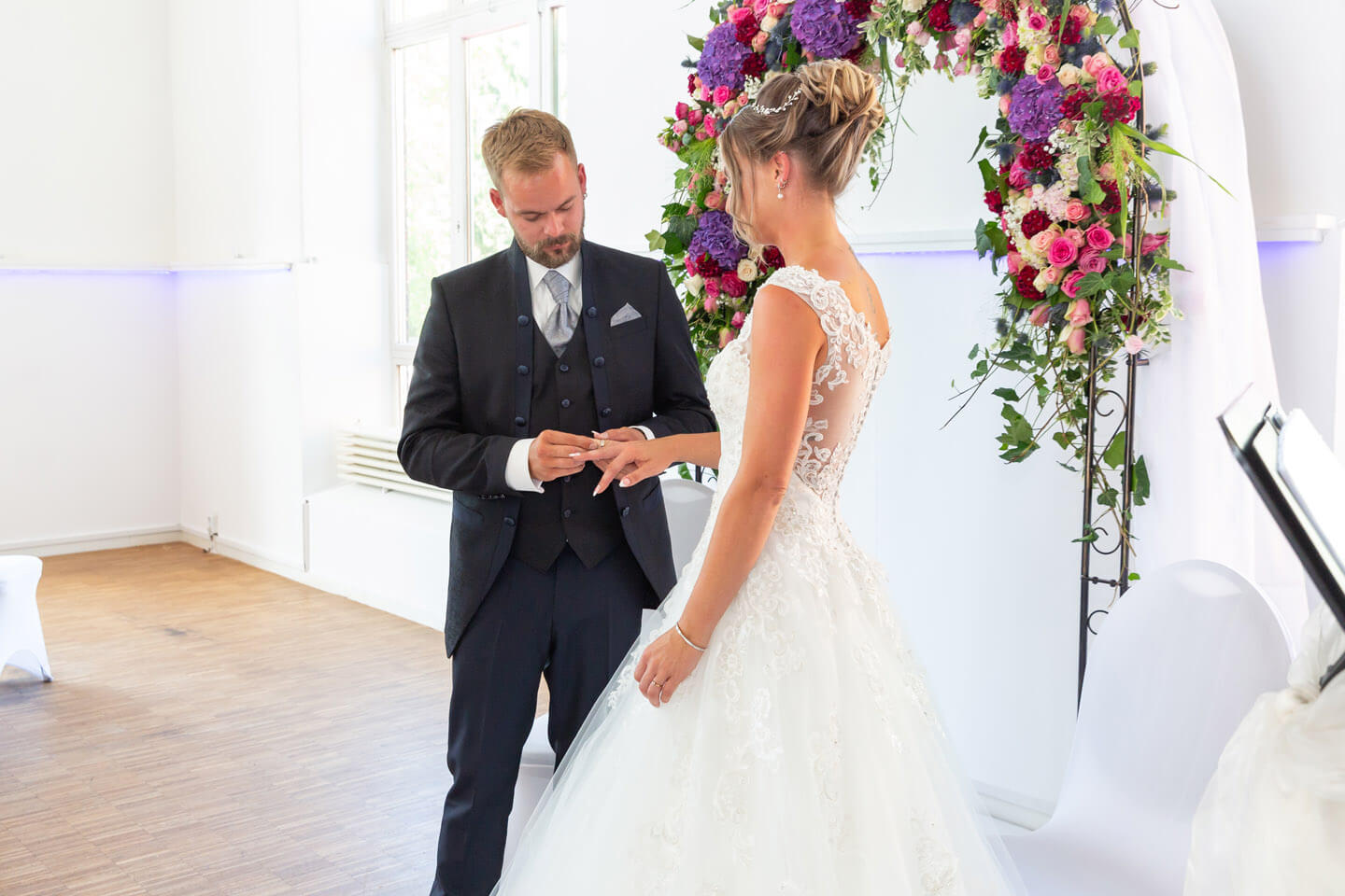 Aufstecken der Trauringe bei einer Hochzeit in der Endorphin Eventlocation