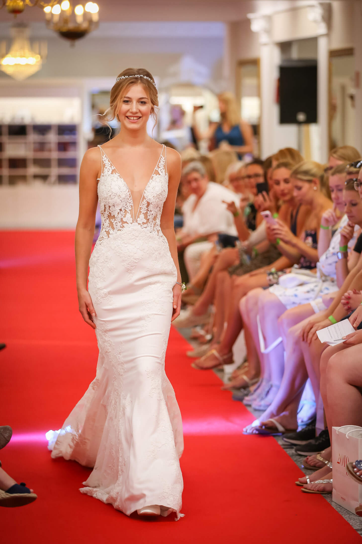 Eng geschnittenes Hochzeitskleid auf dem Catwalk bei Laue Festgarderobe präsentiert
