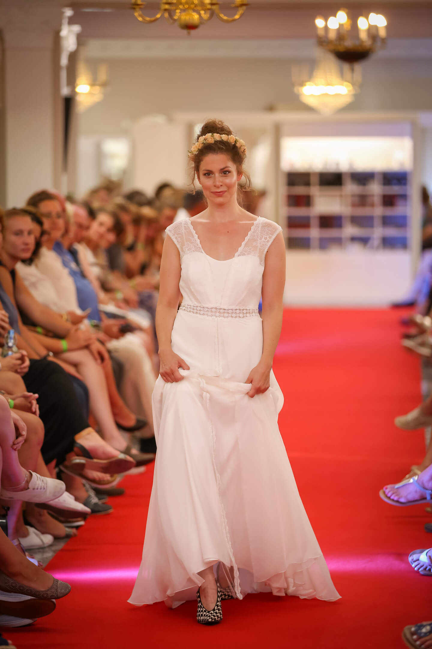 Model im Hochzeitskleid auf dem Laufsteg