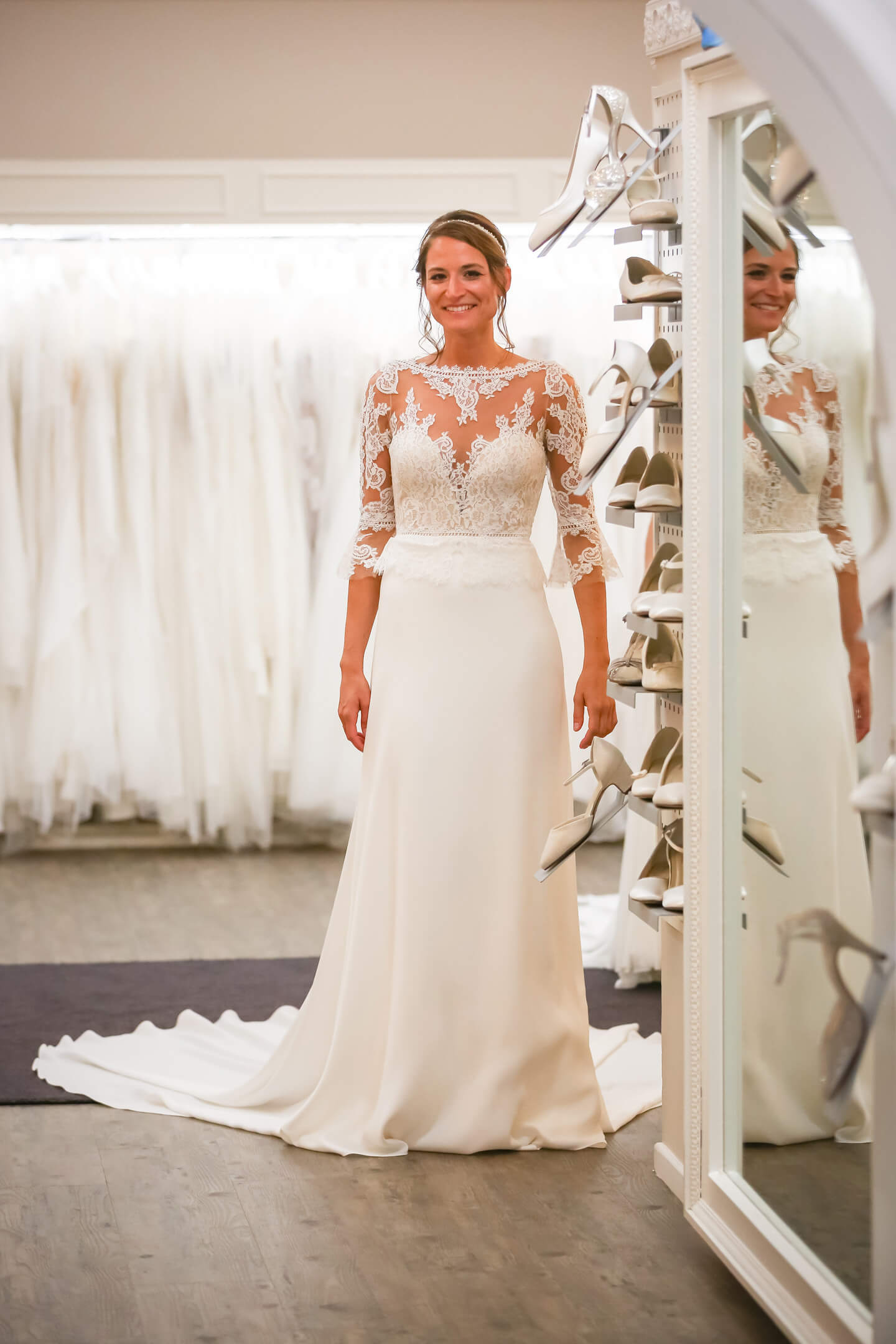 Model mit Brautkleid kurz vor dem Auftritt