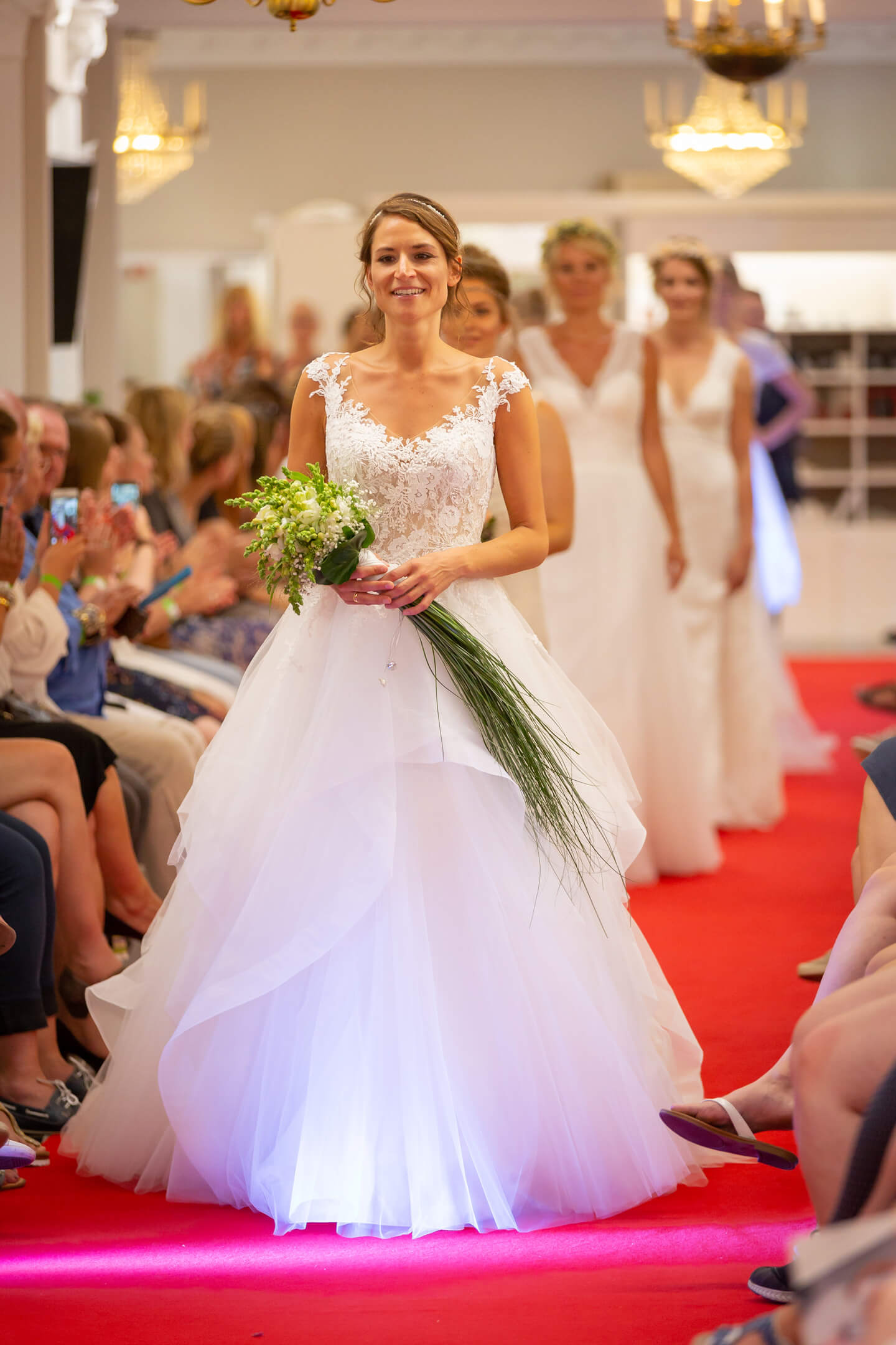 Roter Teppich für sechs Brautmodelle