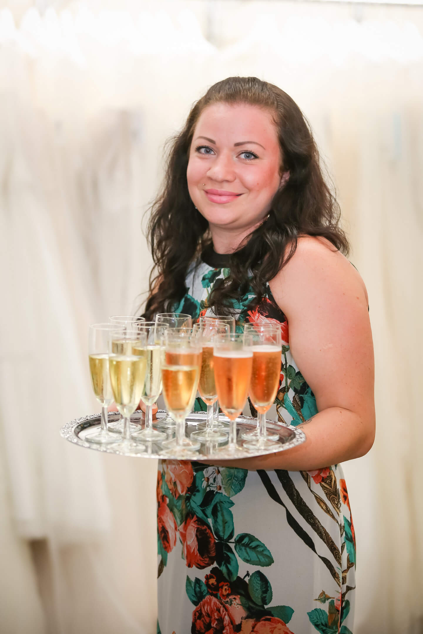 Mitarbeiterin der Laue festgarderobe beim Sektempfang