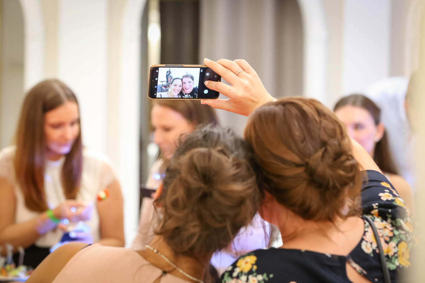 Selfie während der Brautmodenschau bei Laue Festgarderobe