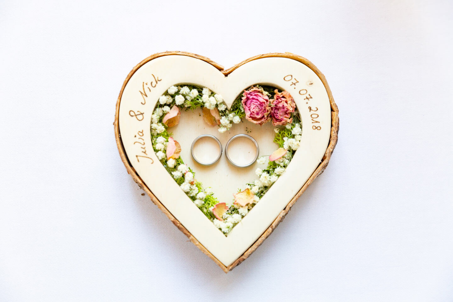 Trauringe in herzförmiger Schachtel