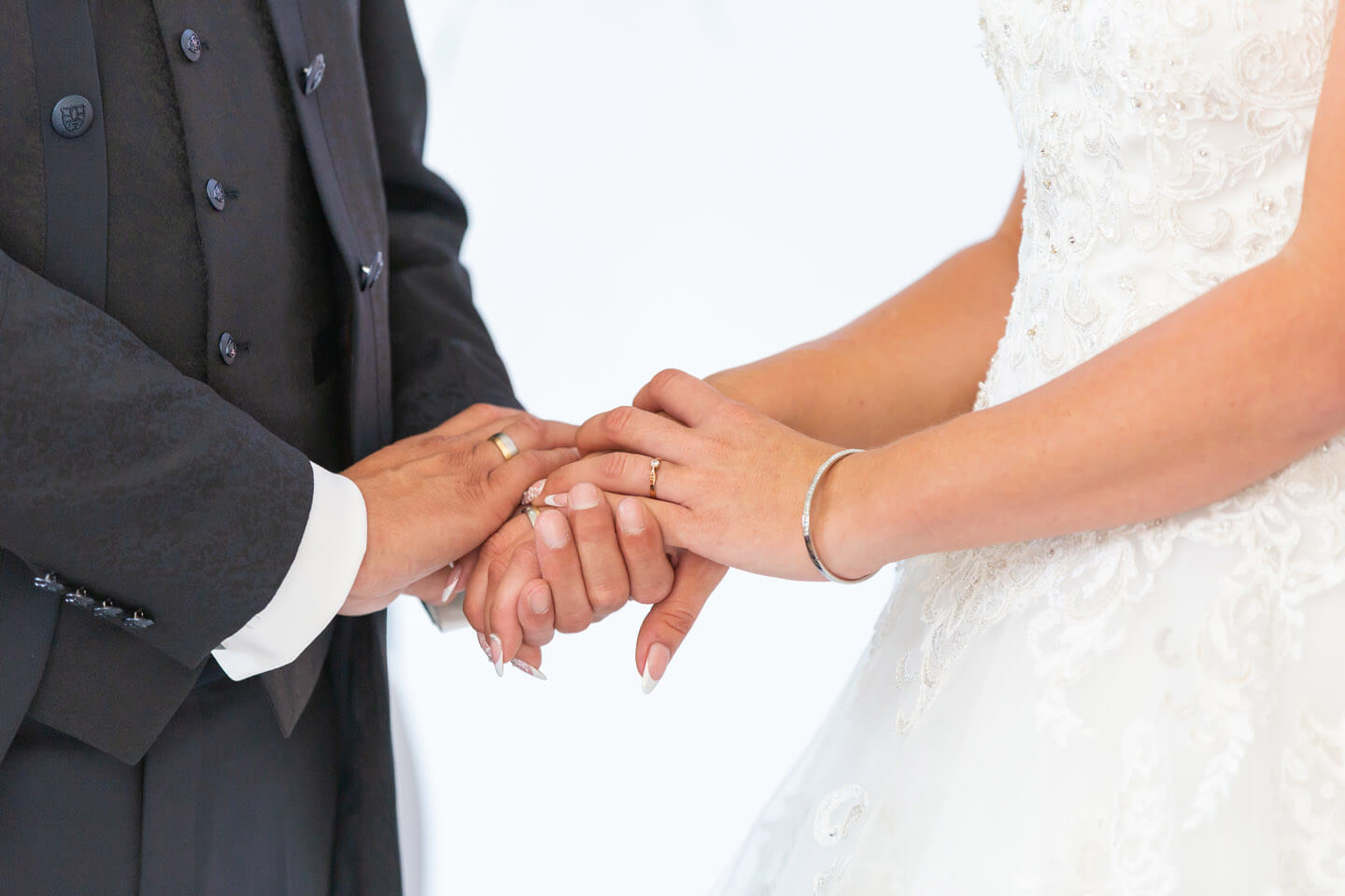 Brautpaar hält sich die Hände während der Hochzeit