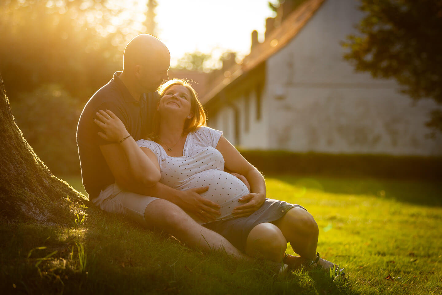 Verliebtes Pärchen im Gegenlicht beim Babybauchshooting
