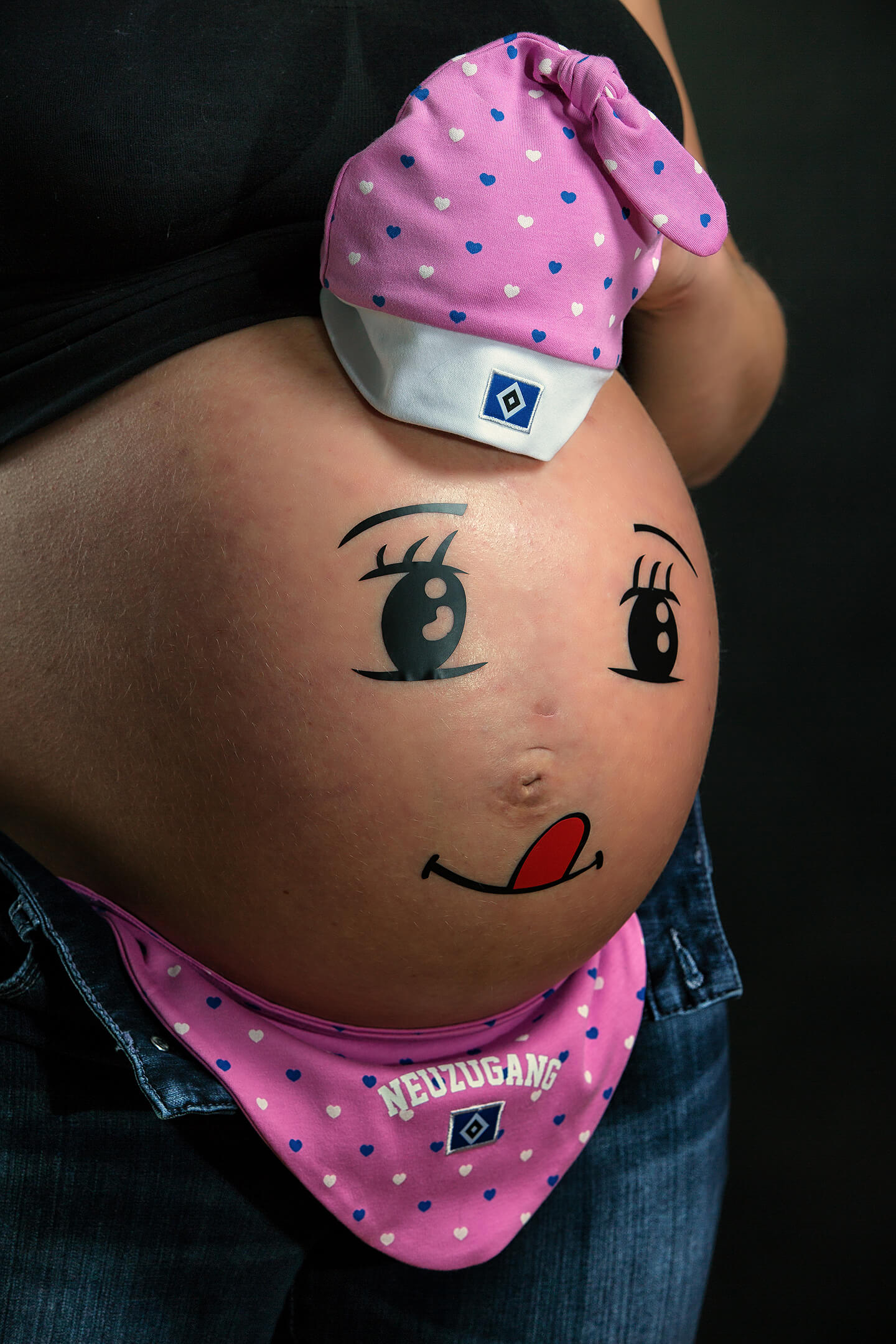 Babybauch mit HSV Babykleidung