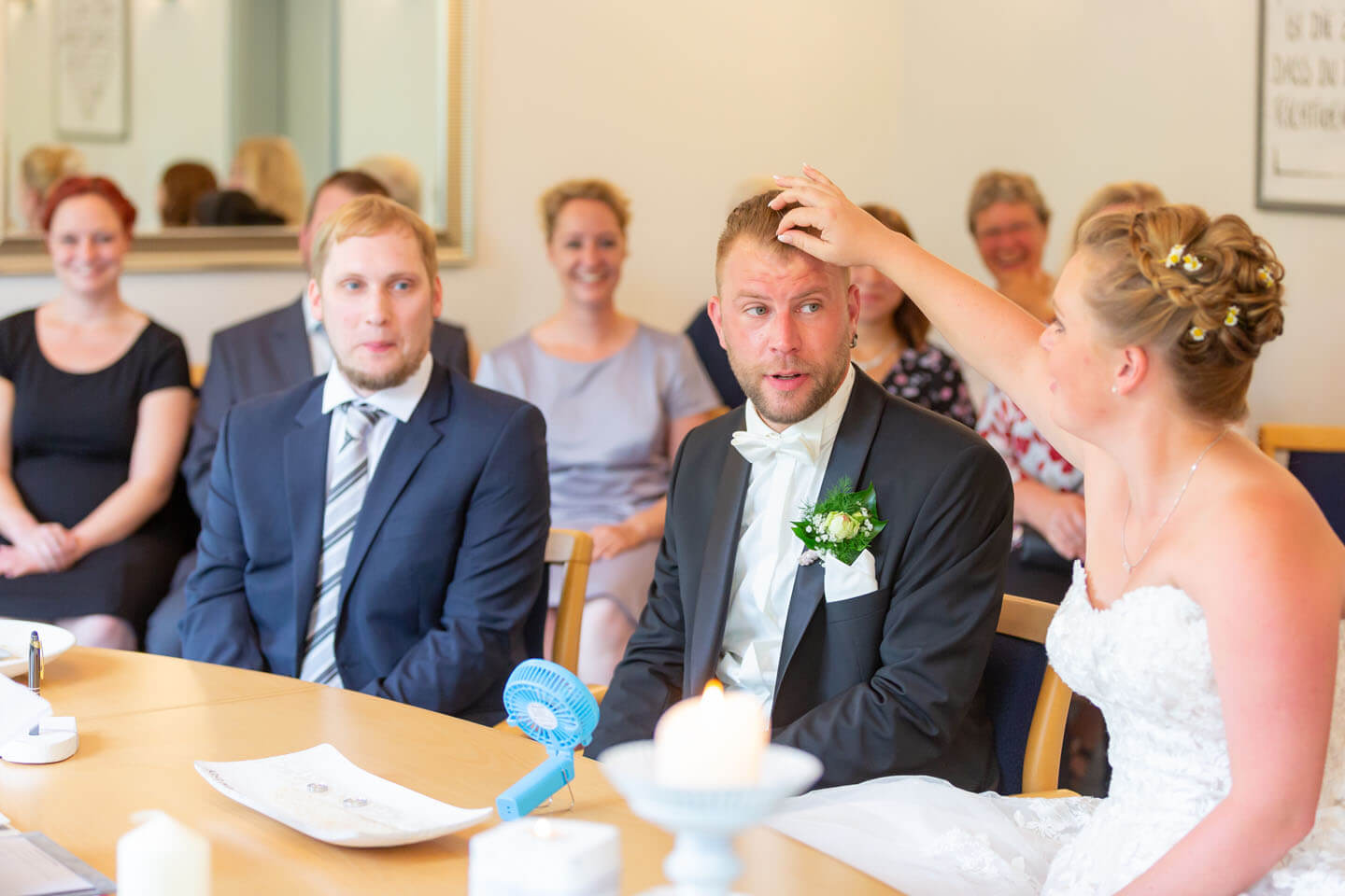 Brautpaar und Trauzeuge im Standesamt Bad Bramstedt