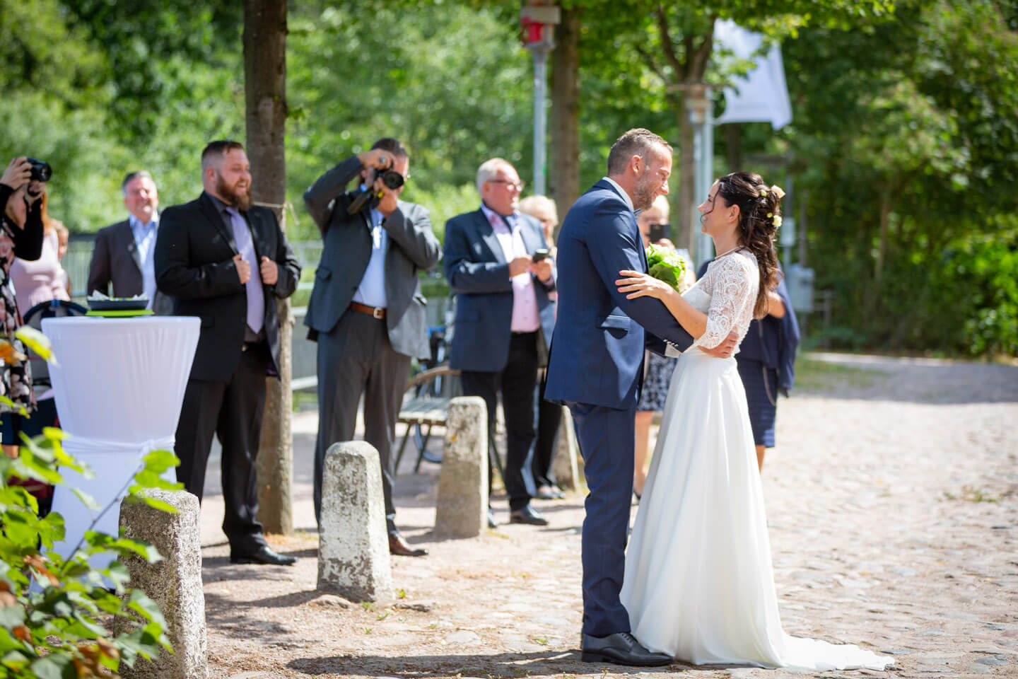 Braeutigam trifft auf die Braut zur Hochzeit in der Trittauer Mühle