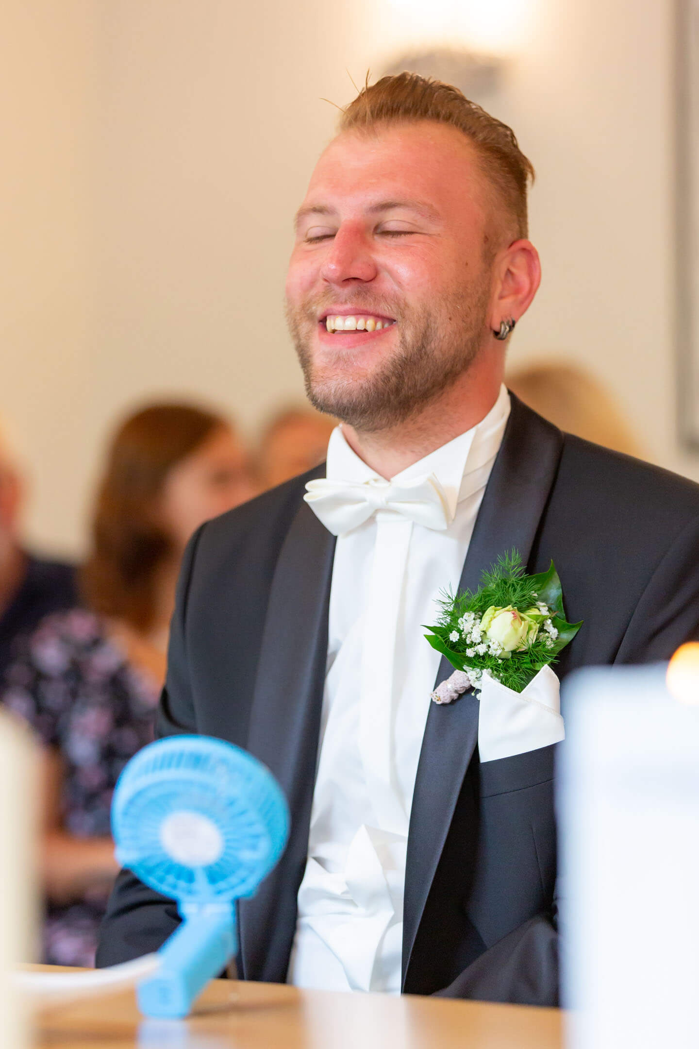 Ventilator kühlt den Braeutigam bei seiner standesamtlichen Trauung in Bad Bramstedt