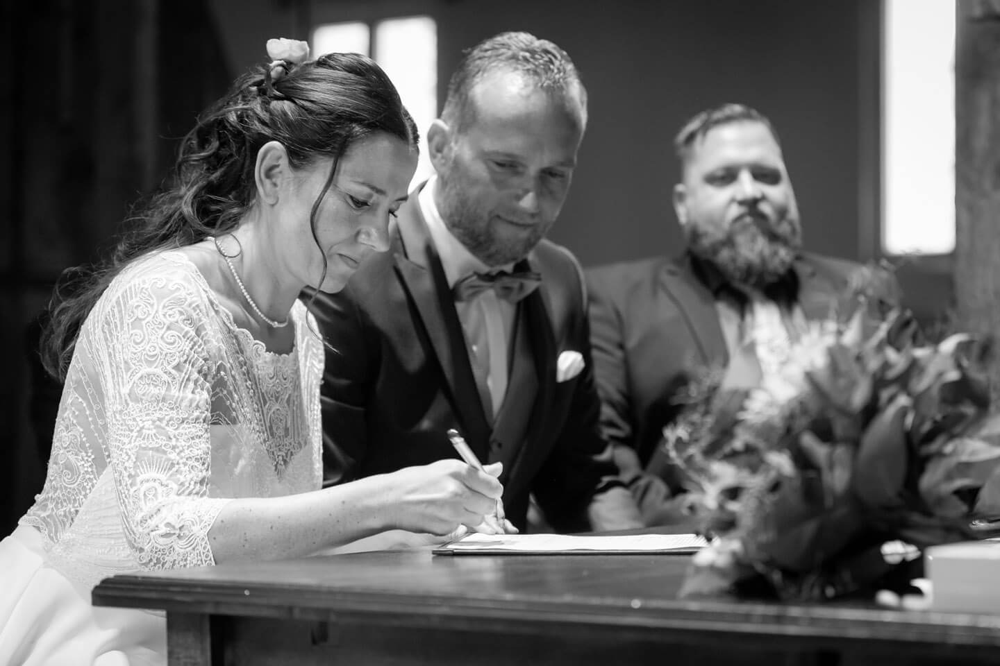 Braut unterschreibt die Heiratsurkunde