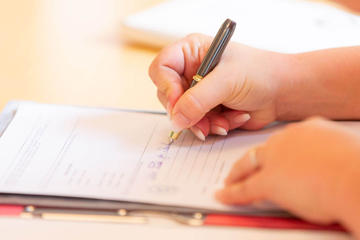 Unterschrift auf der Heiratsurkunde bei der standesamtlichen Trauung in Bad Bramstedt