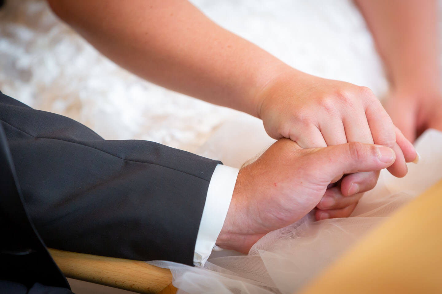 Haende des Brautpaars während der Trauung im Standesamt