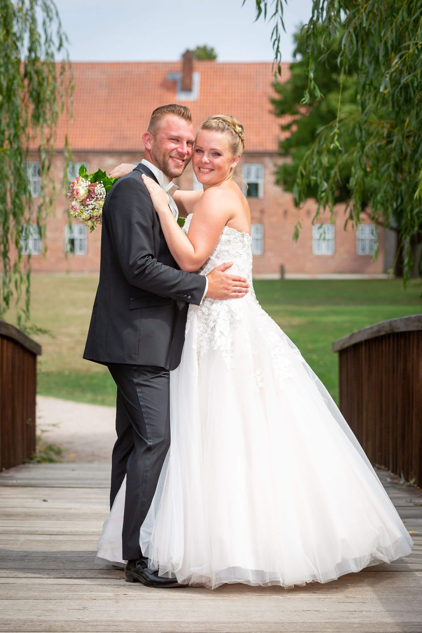 Hochzeitsfoto auf der Bruecke über die Hudenau in Bad Bramstedt