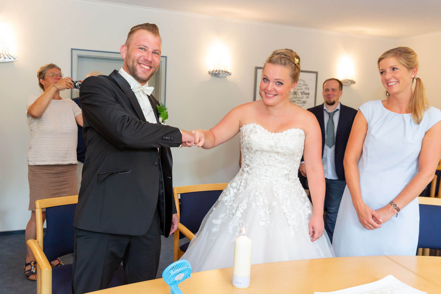 Frisch verheiratet - Ehepaar macht Ghettofaust.