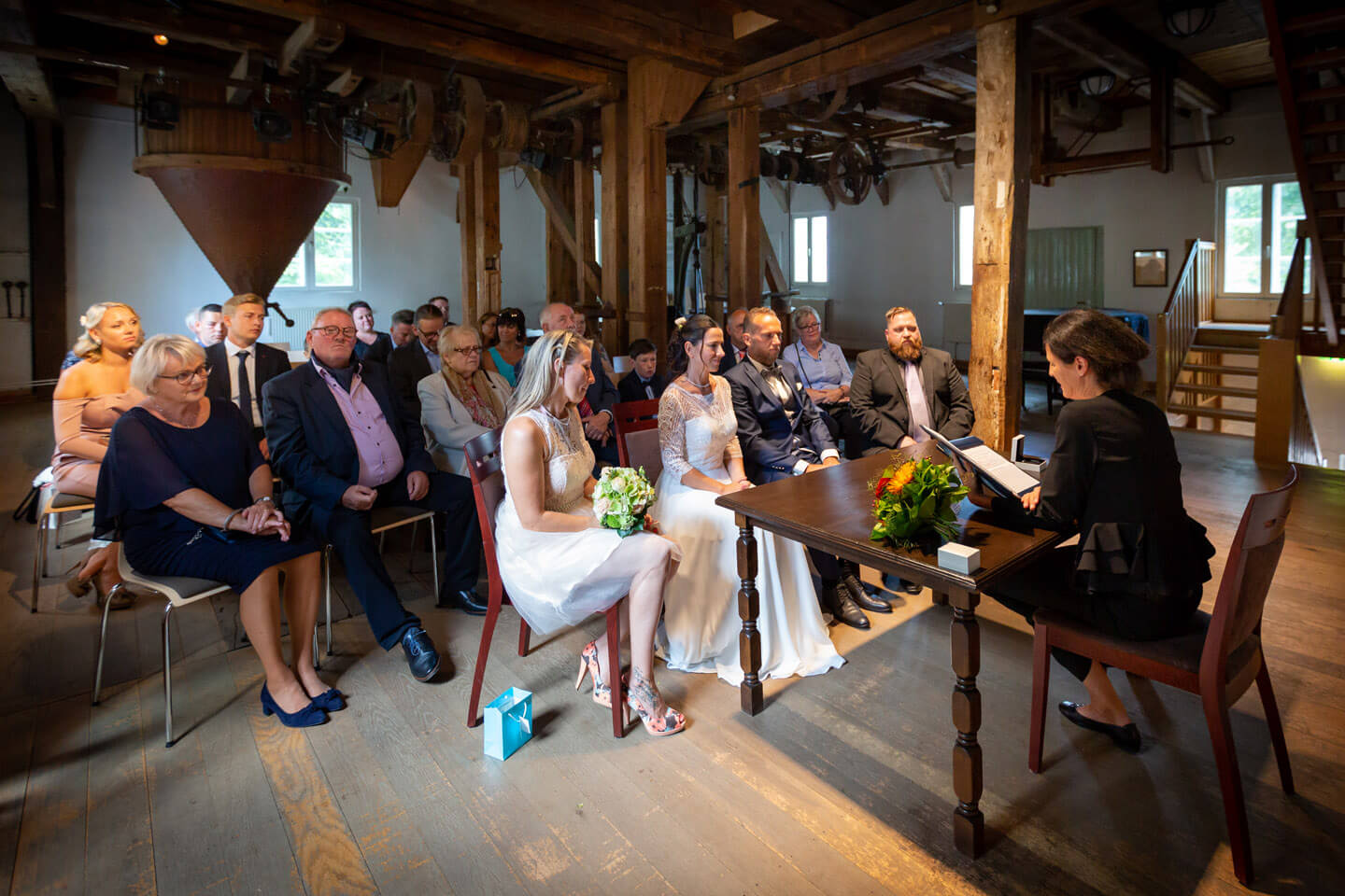 Standesamtliche Trauung im schummrigen Licht in der Trittauer Wassermuehle