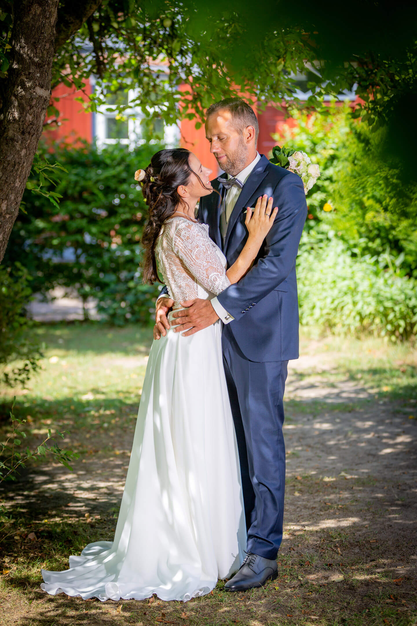 Hochzeitsfoto vom Brautpaar im kleinen Garten an der Trittauer Muehle